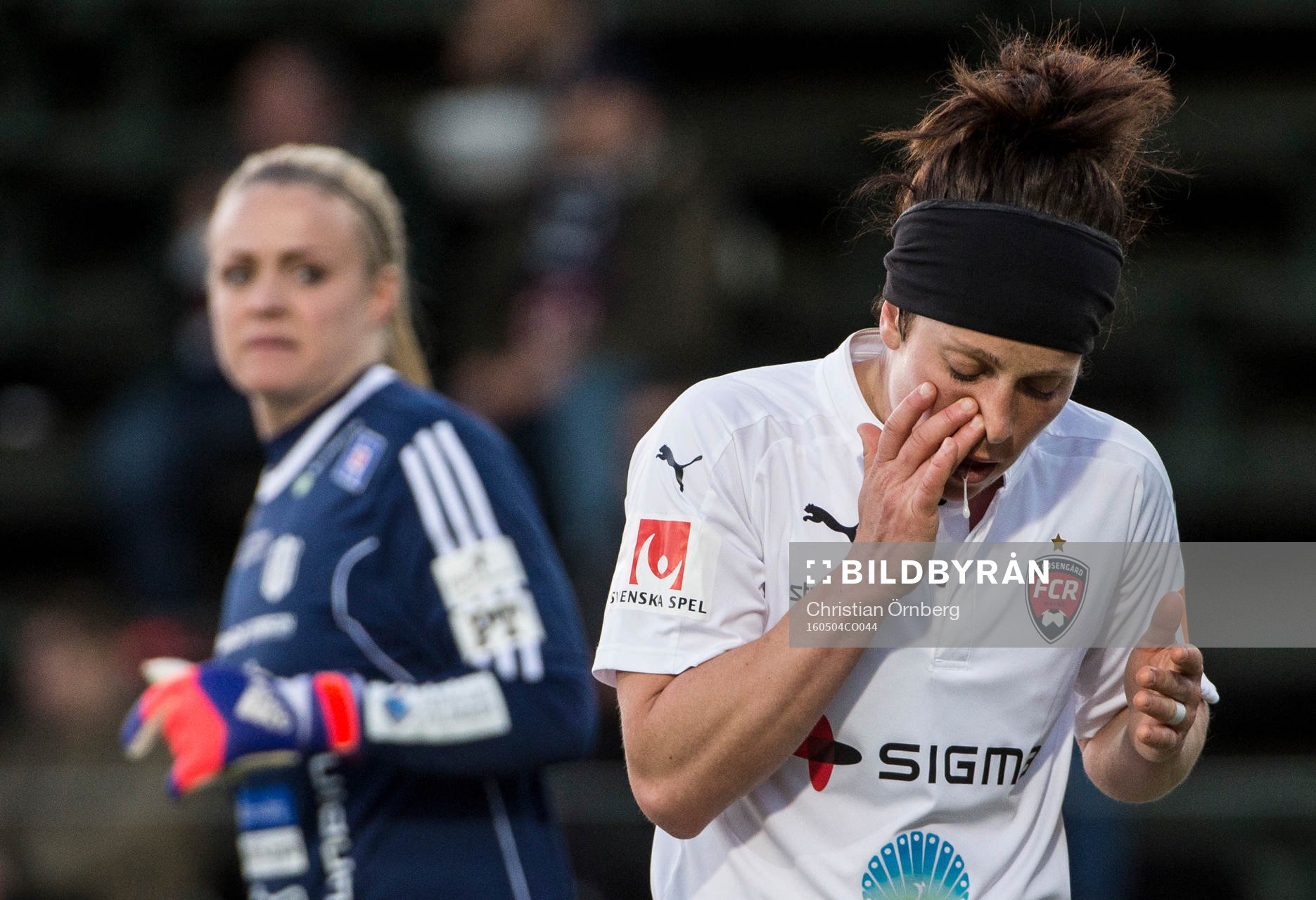 Piteås målvakt Hilda Carlén Rosengårds Ella Masar som