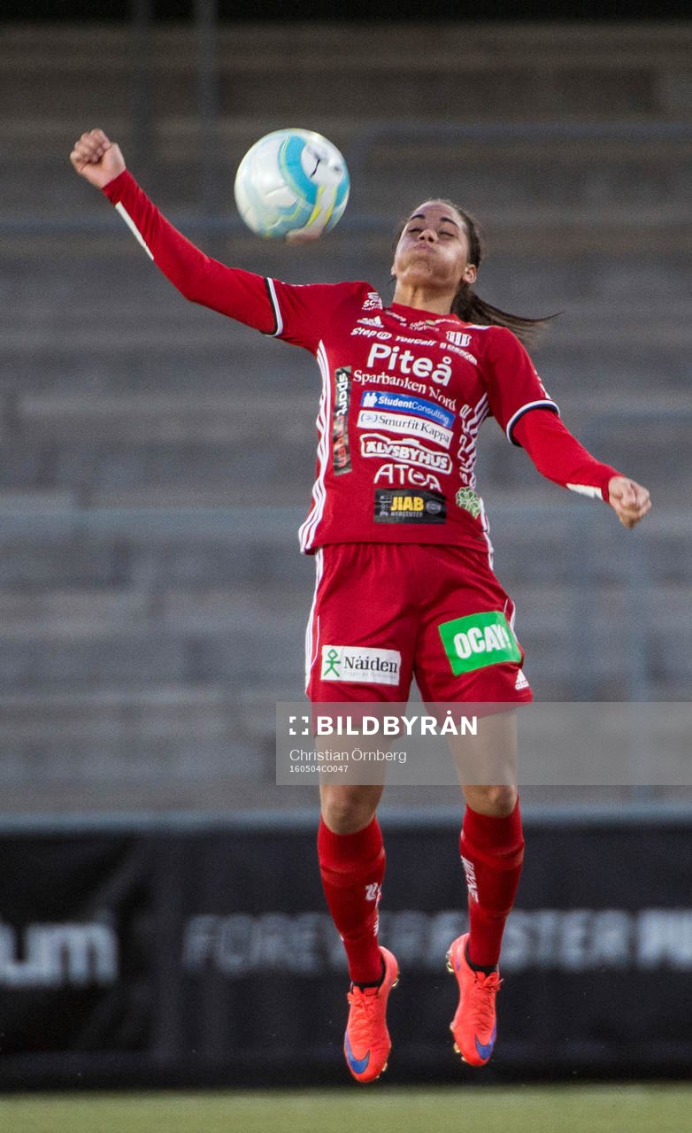 Piteås Tempest-Merie Norlin tar bollen med armen