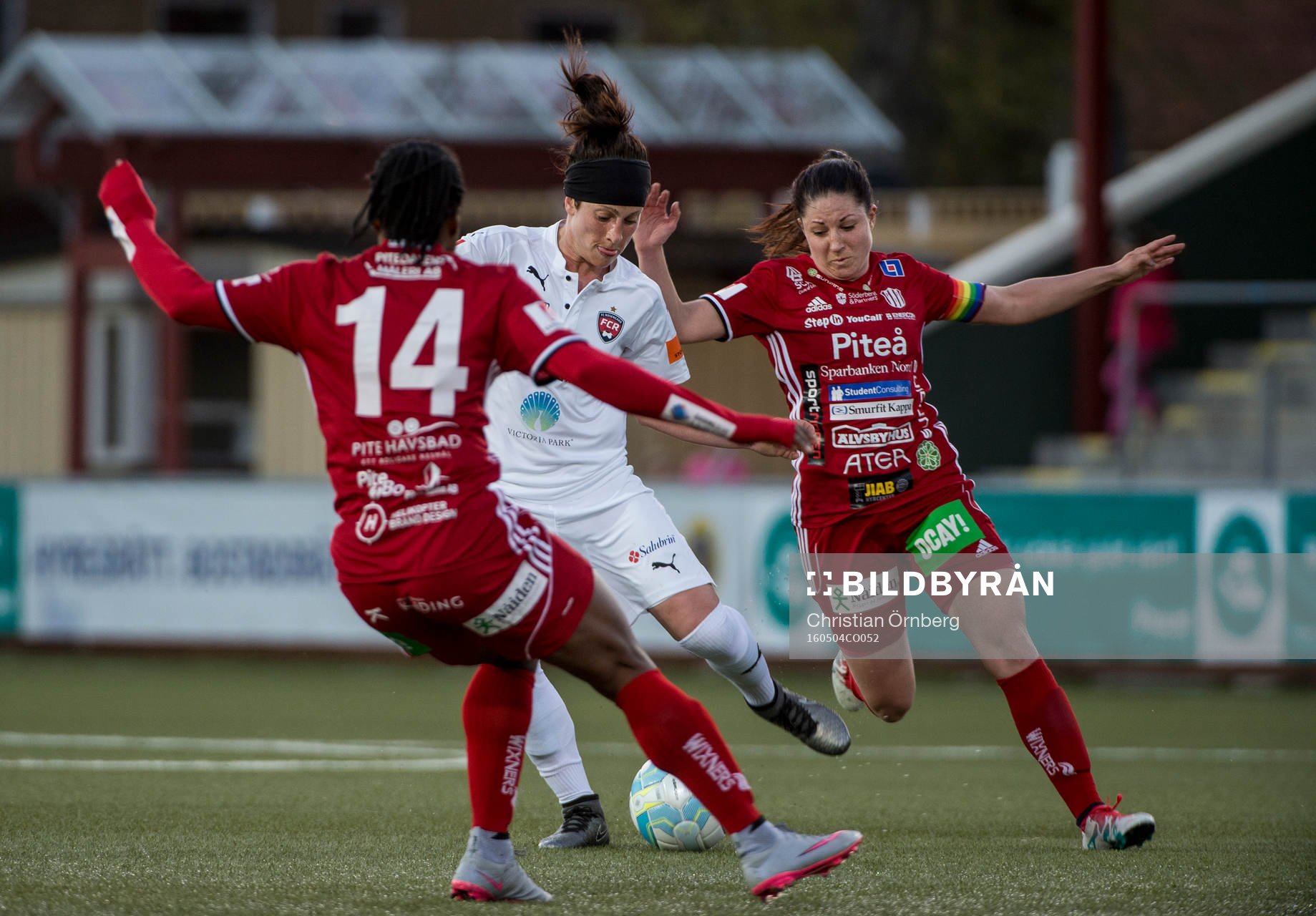 Rosengårds Ella Masar mot Piteås Faith Ikidi och Josefin