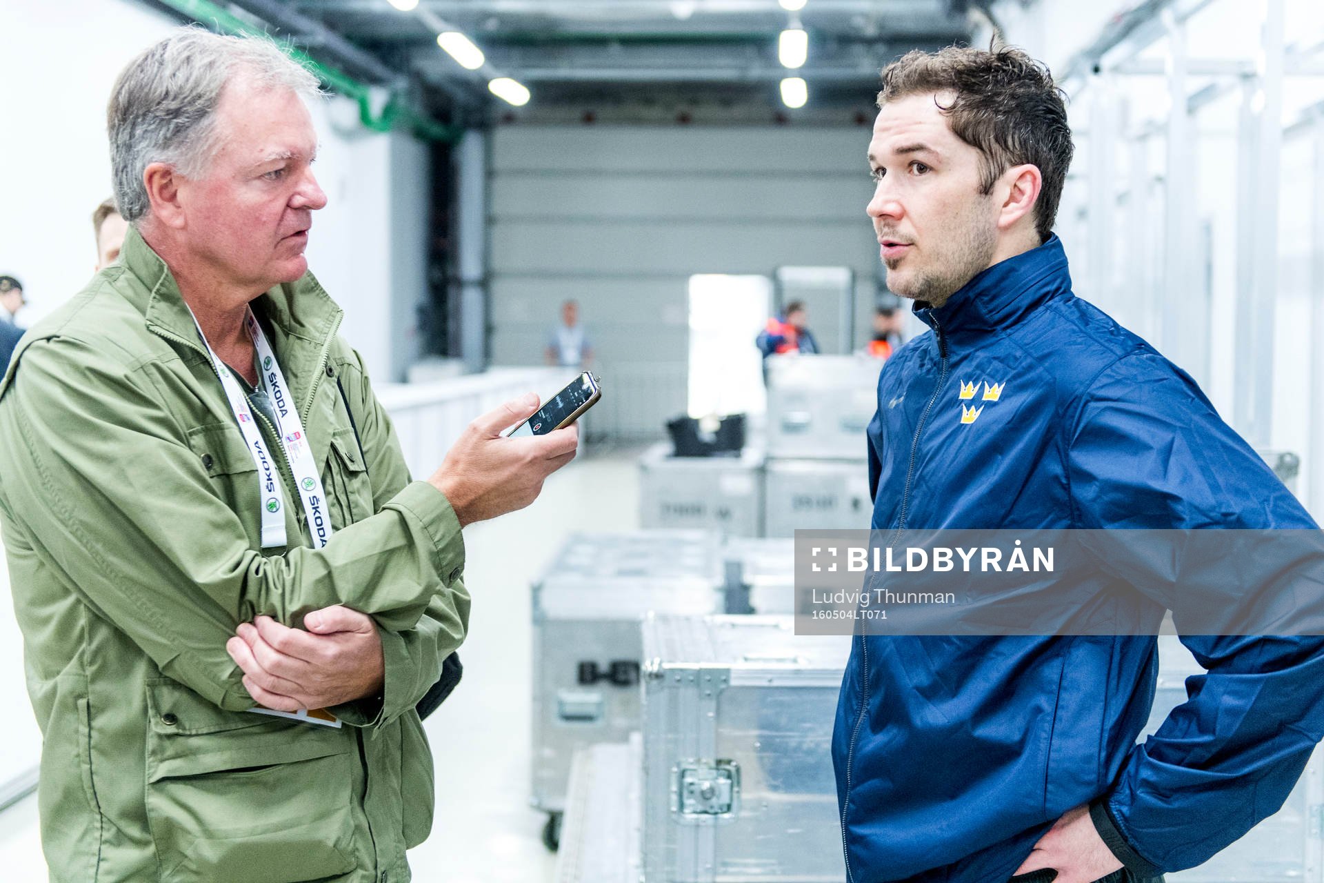 Aftonbladets reporter Mats Wennerholm intervjuar Jimmie