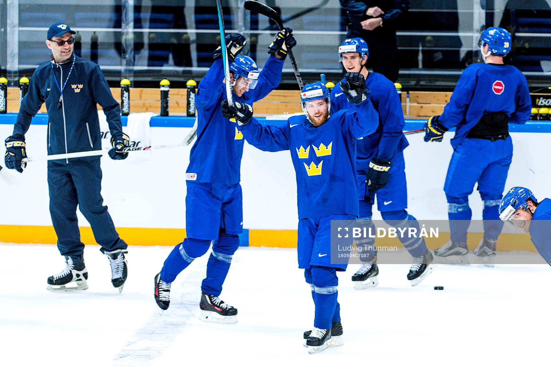 Linus Omark jublar med lagkamraterna