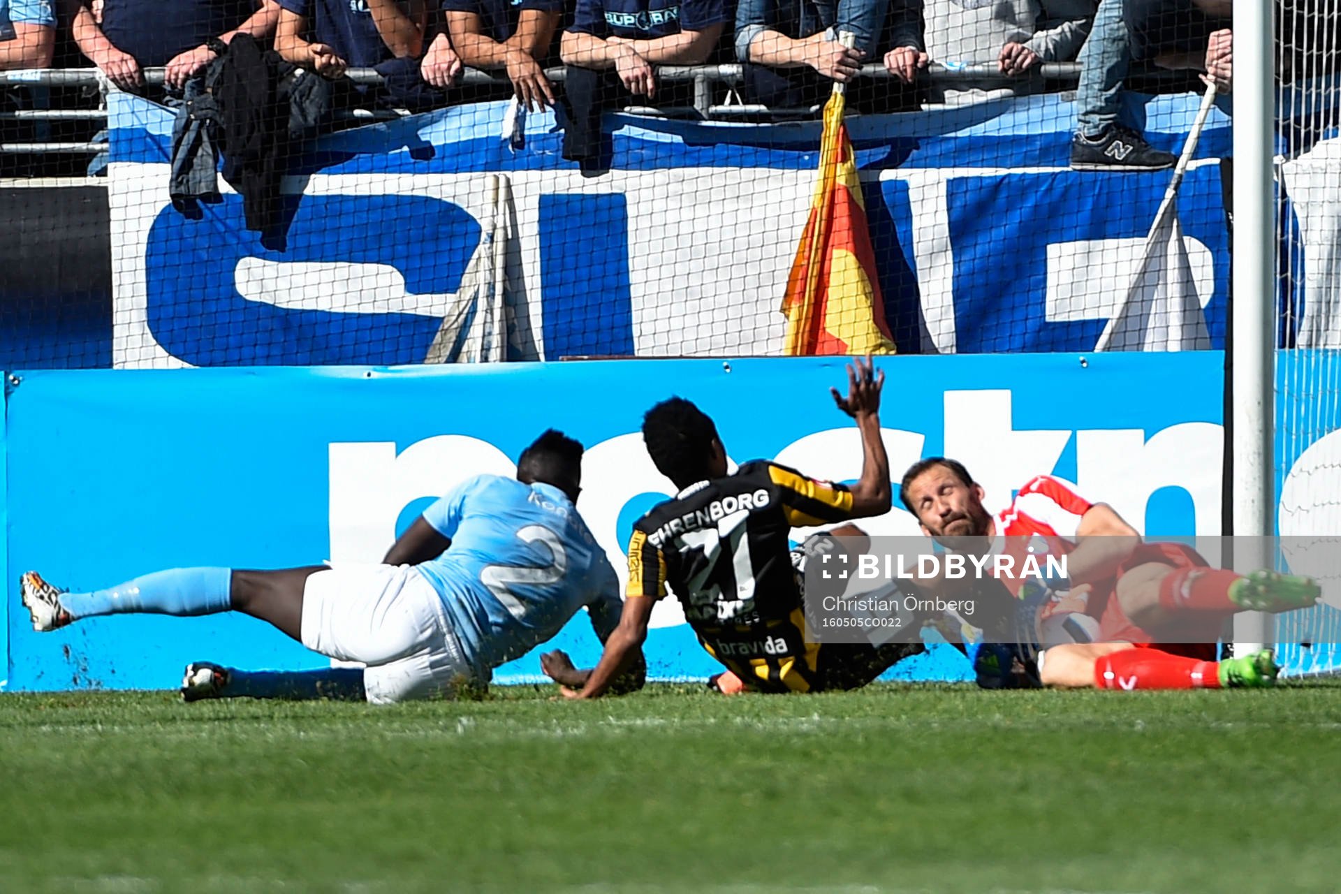 Häckens Nasiru Mohammed i kamp med Malmö FFs Pa Konate krockar med +Malmö FFs målvakt Johan Wiland under finalen i Svenska Cupen i fotboll mellan Malmö FF och Häcken den 5 maj 2016 i Malmö.