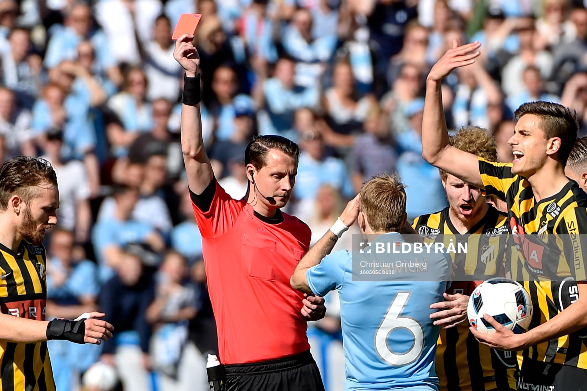 Domaren Andreas Ekberg ger Malmö FFs Oscar Lewicki rött