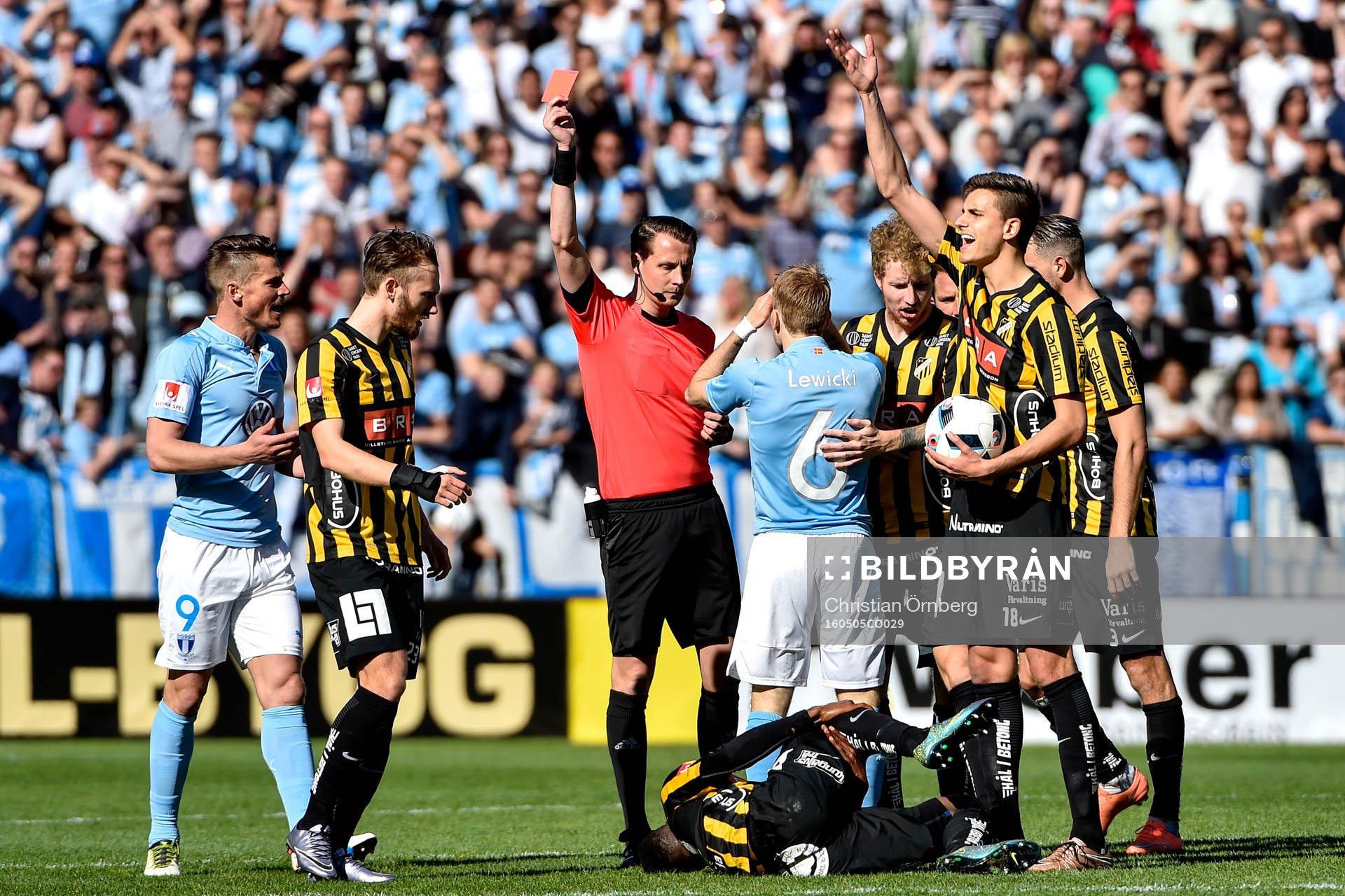Domaren Andreas Ekberg ger Malmö FFs Oscar Lewicki rött