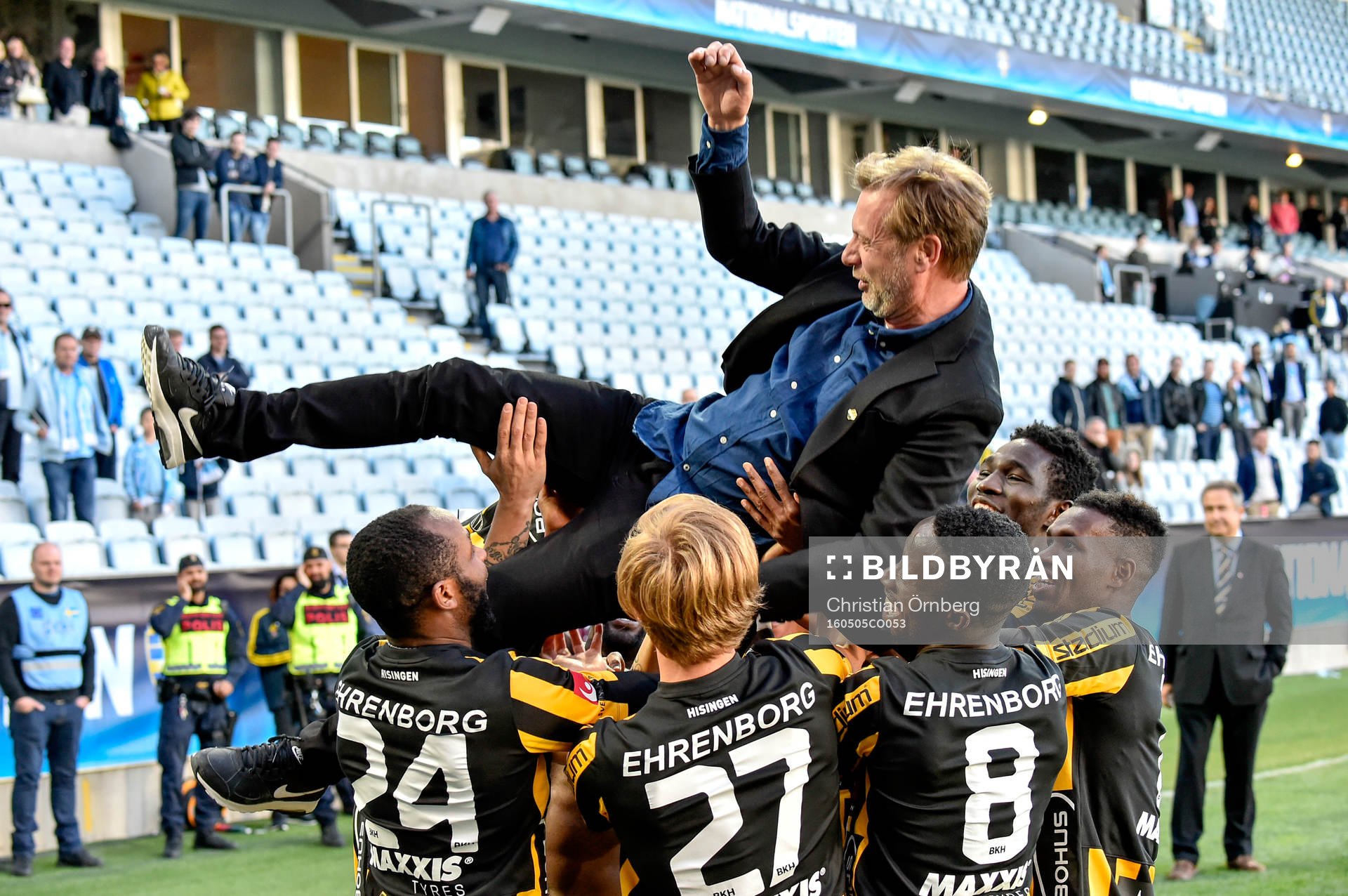 Häckens spelare hissar tränare Peter Gerhardsson