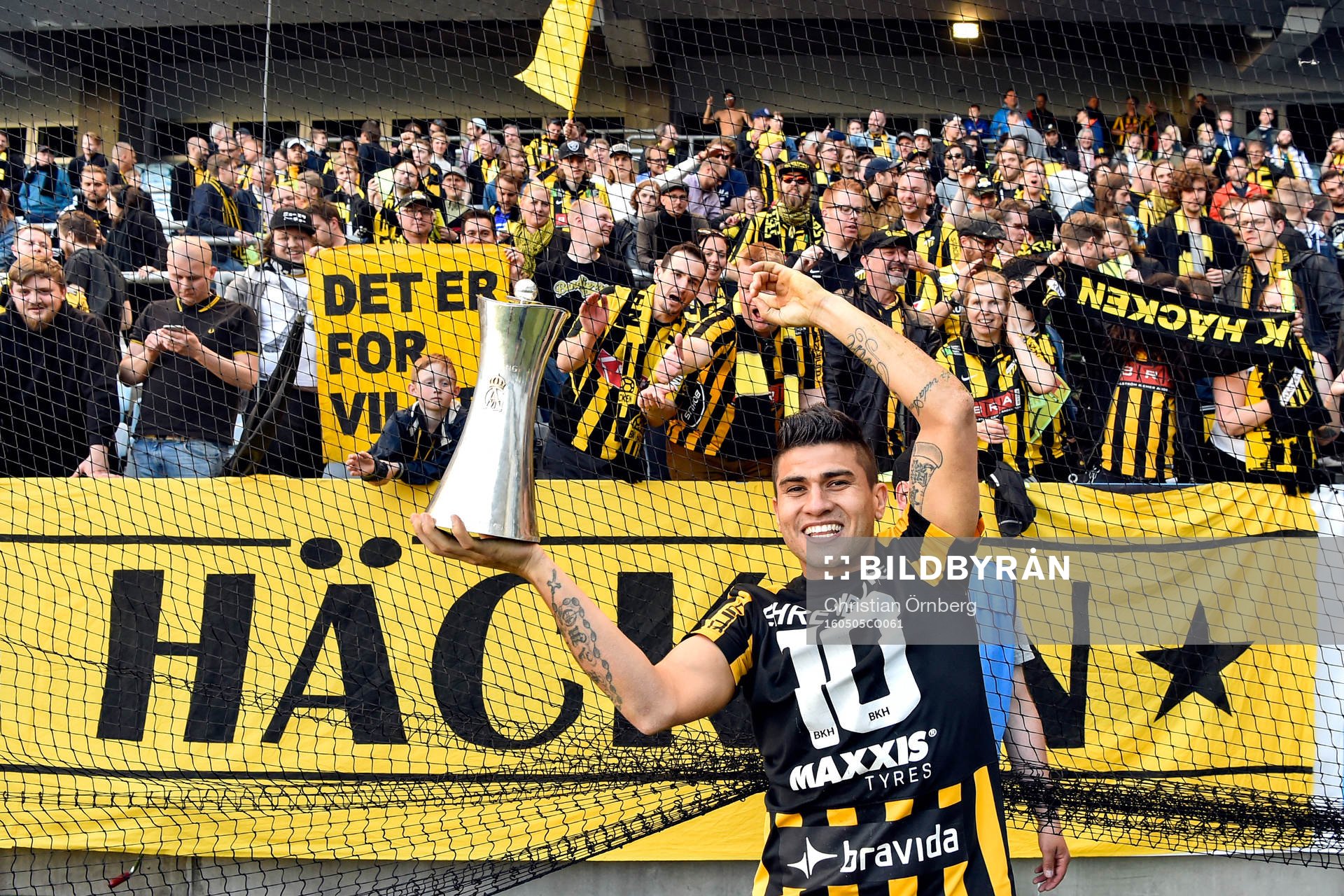Häckens Paulo de Oliveira jublar med pokalen