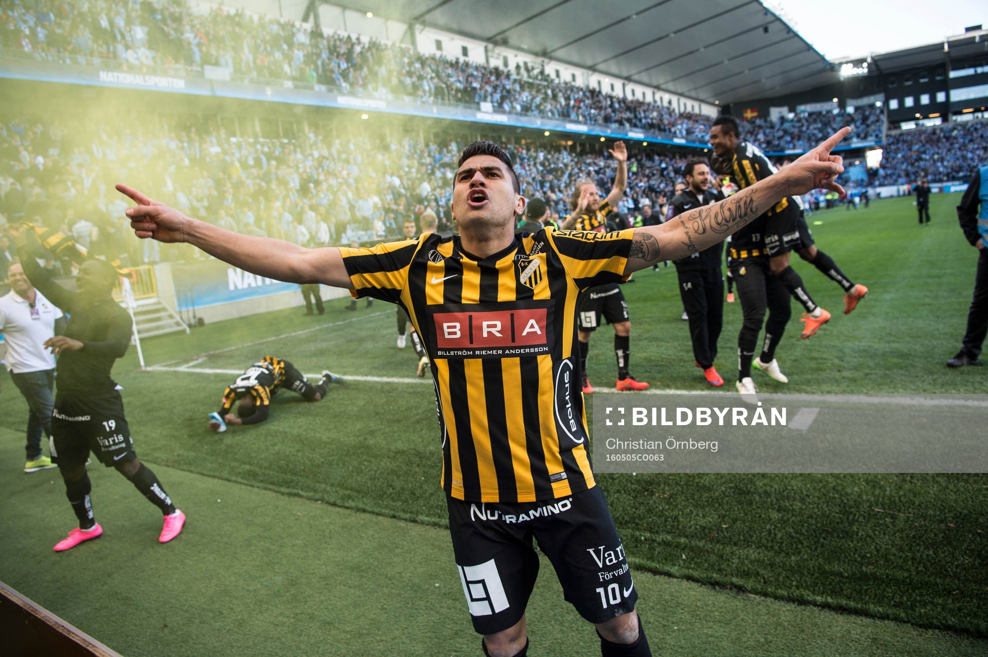 Häckens Paulo de Oliveira jublar