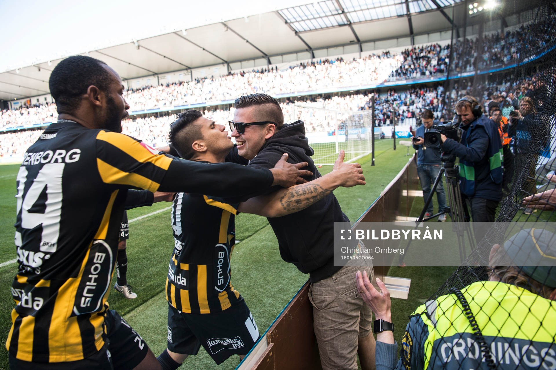 Häckens Paulo de Oliveira och René Makondele jublar med