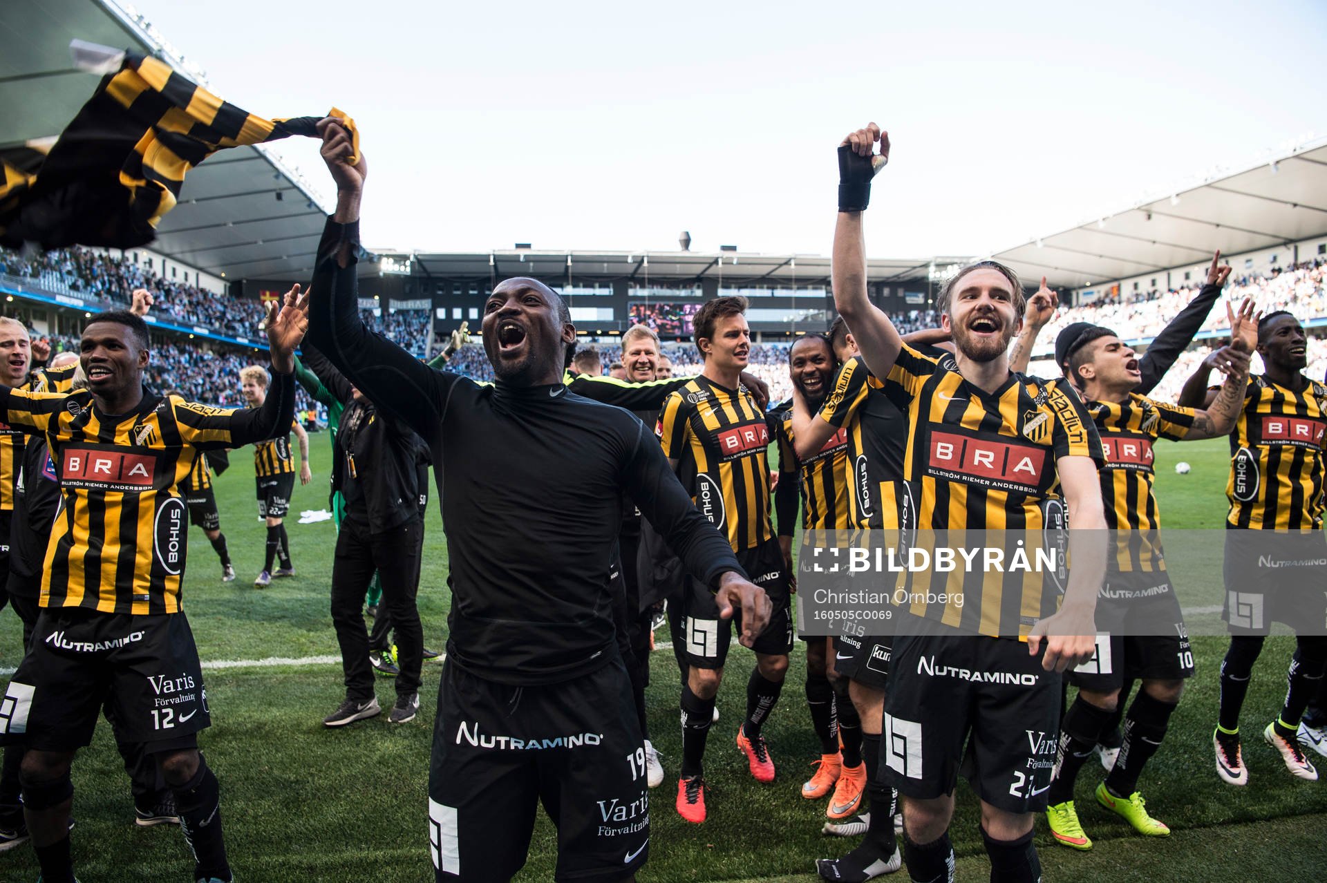 Häckens John Owoeri och Simon Sandberg jublar