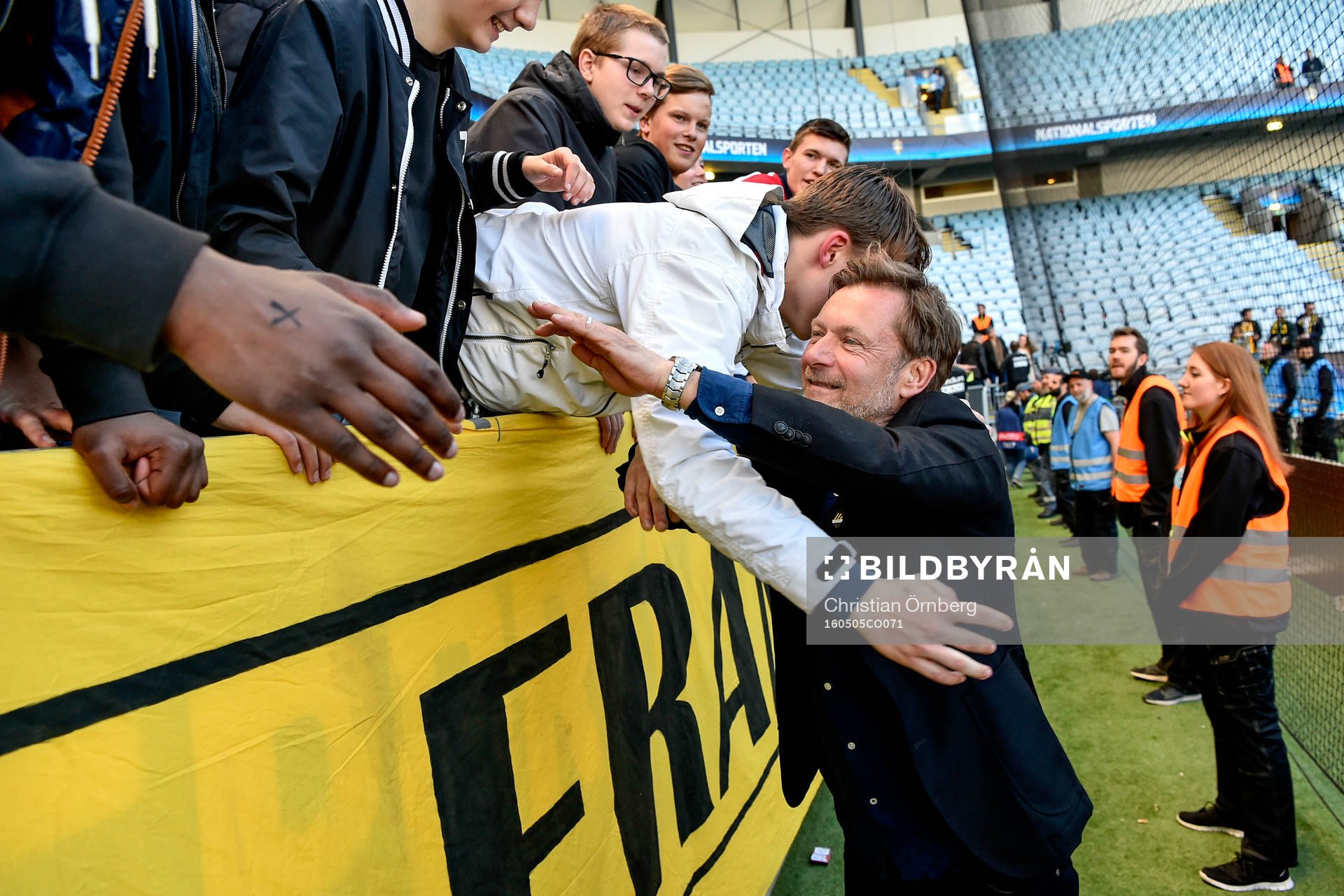 Häckens tränare Peter Gerhardsson jublar med fansen