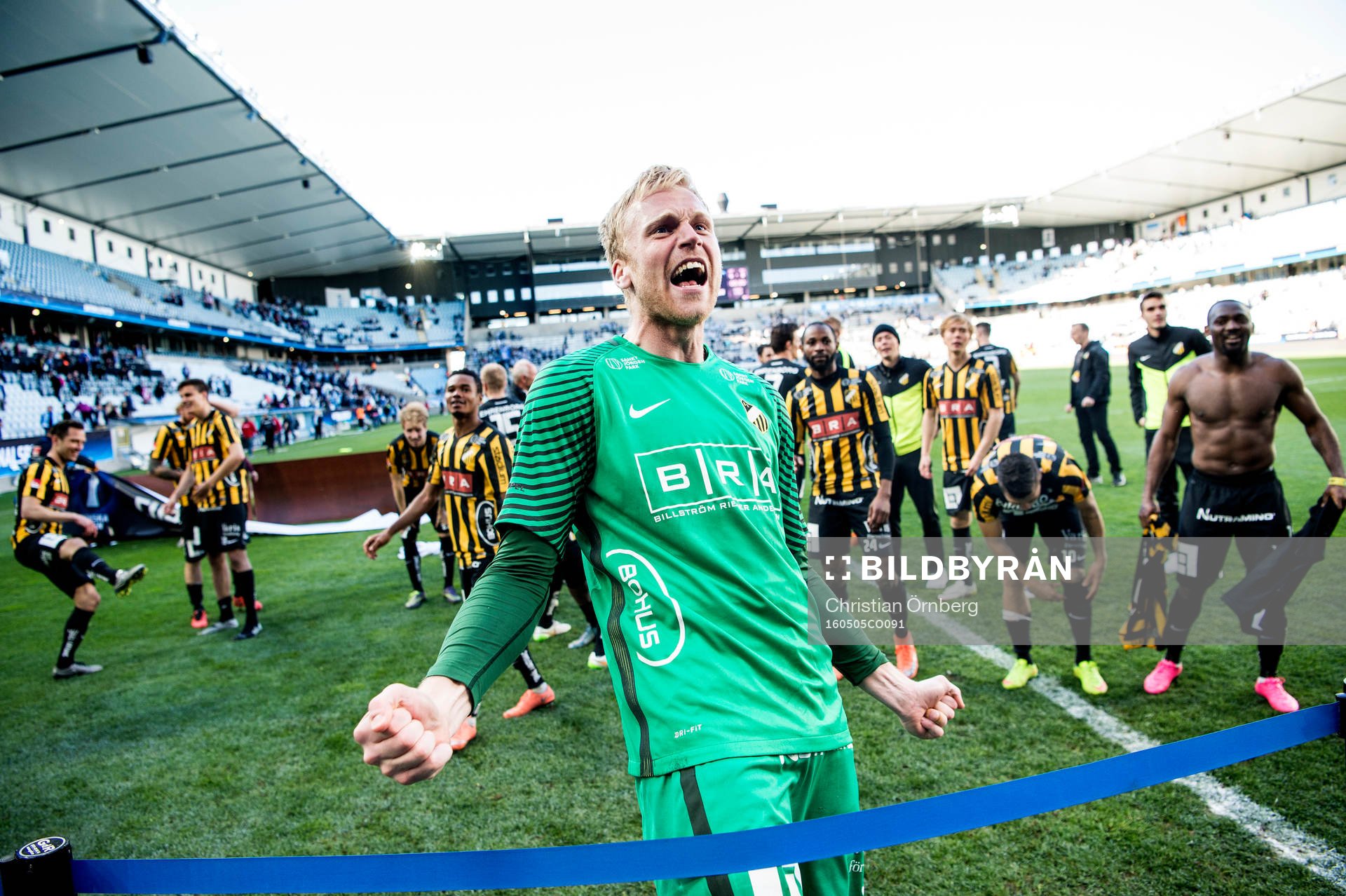 Häckens målvakt Peter Abrahamsson jublar