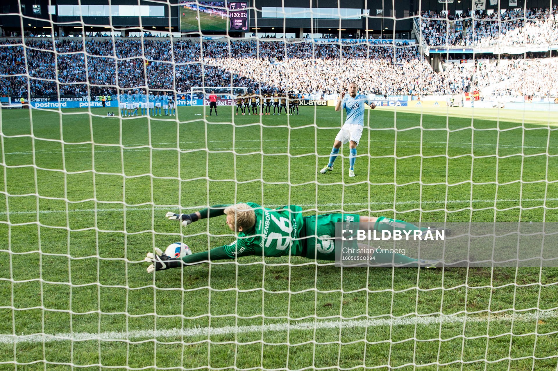 Häckens målvakt Peter Abrahamsson tar Malmö FFs Anton