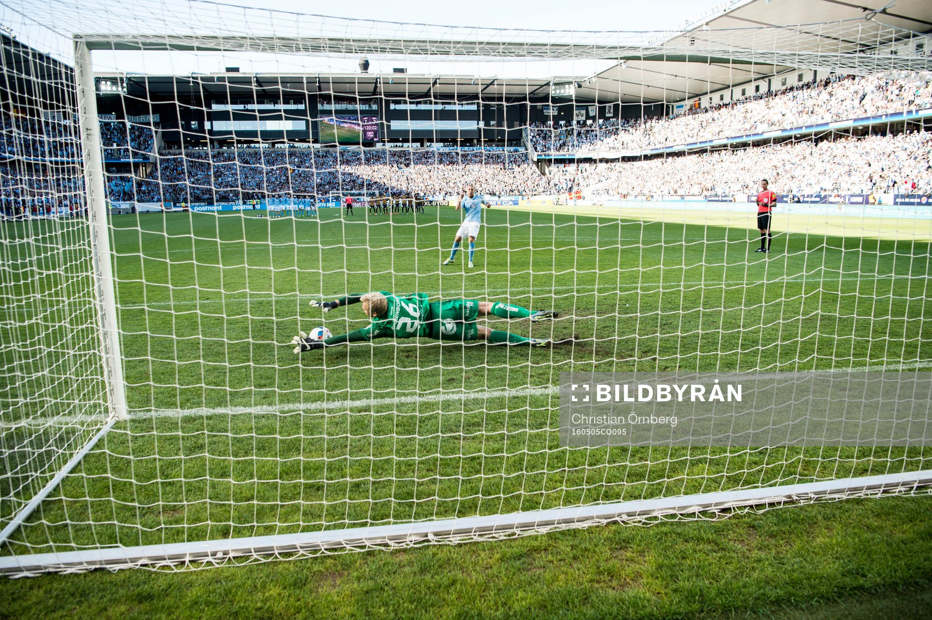 Häckens målvakt Peter Abrahamsson tar Malmö FFs Anton