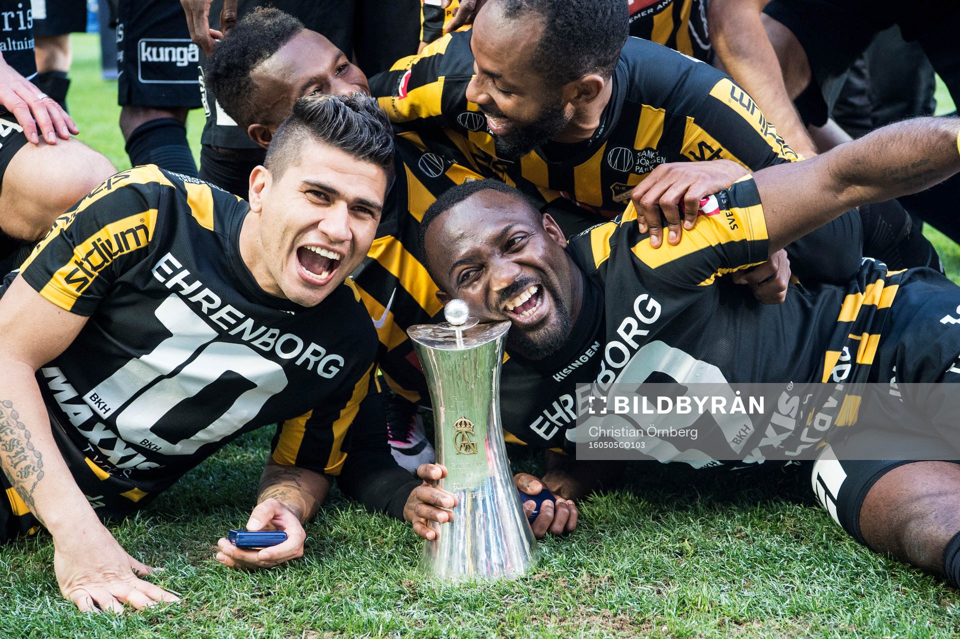 Häckens spelare Paulo de Oliveira och John Owoeri jublar