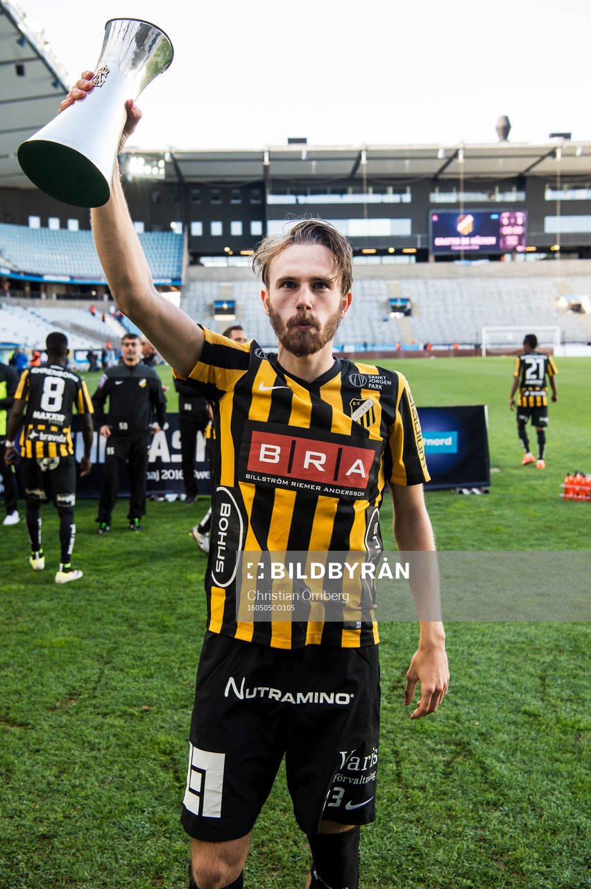 Häckens Simon Sandberg jublar med pokalen