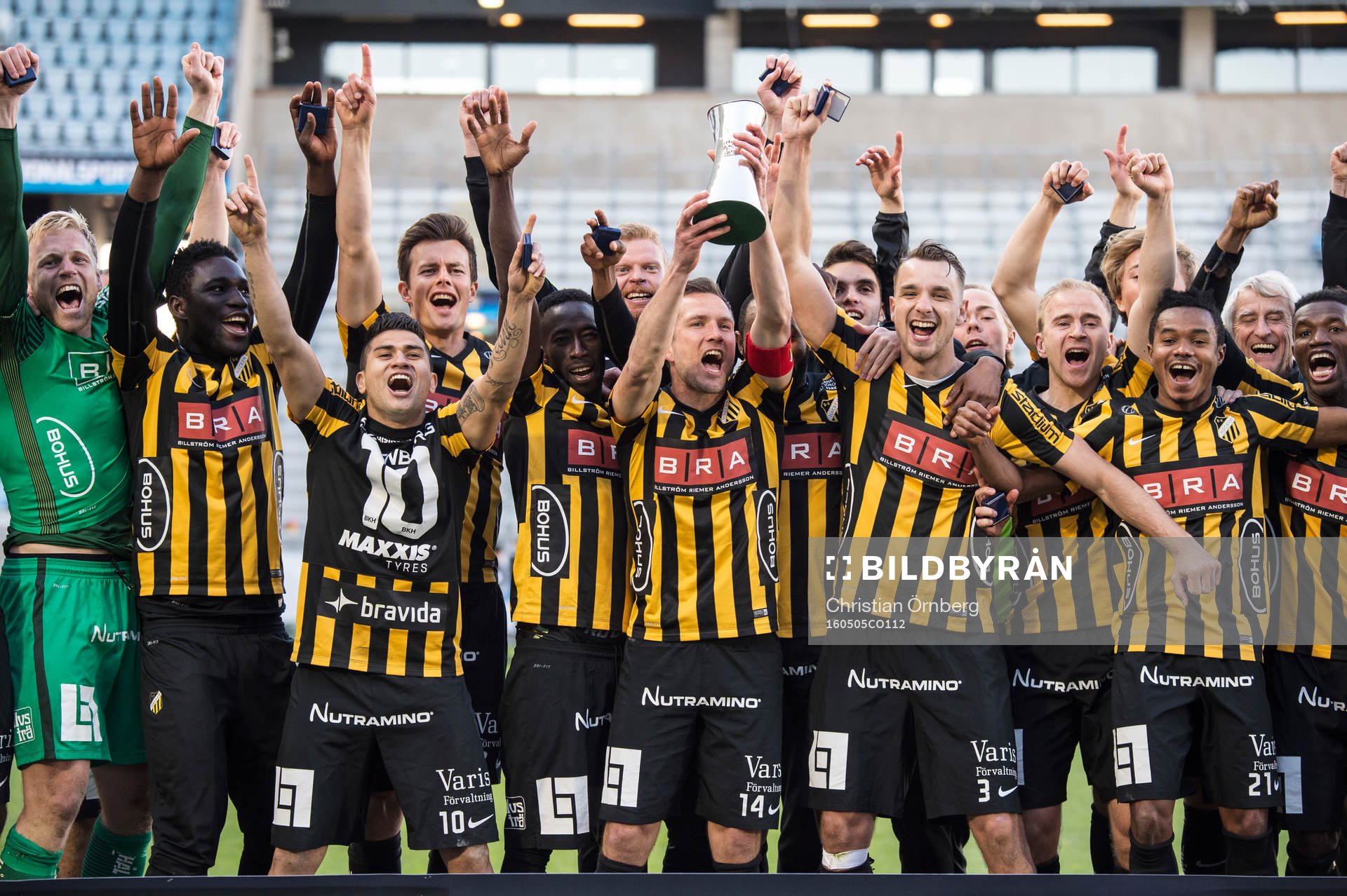 Häckens spelare jublar med pokalen