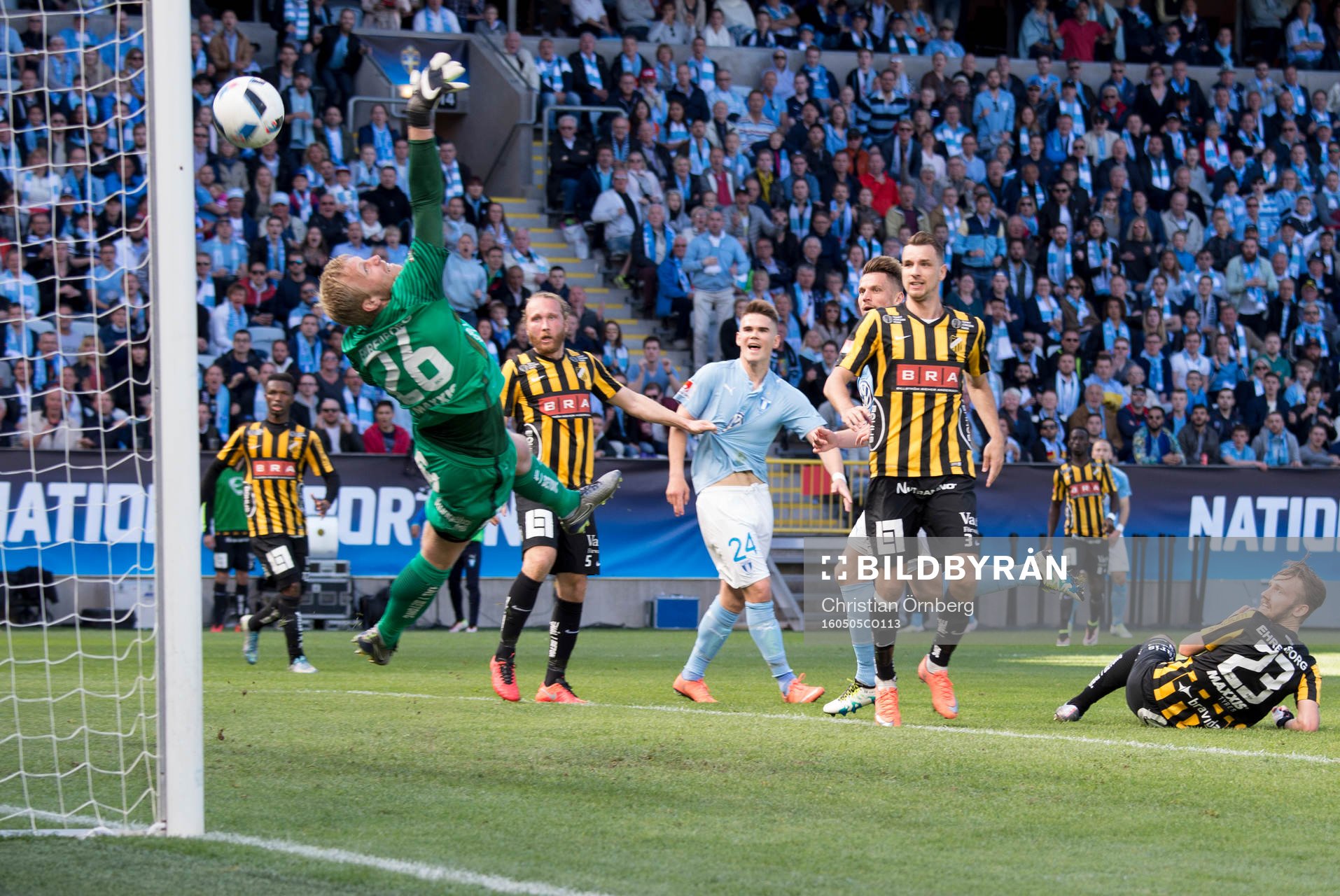 Malmö FFs Markus Rosenberg gör 1-0 på Häckens målvakt