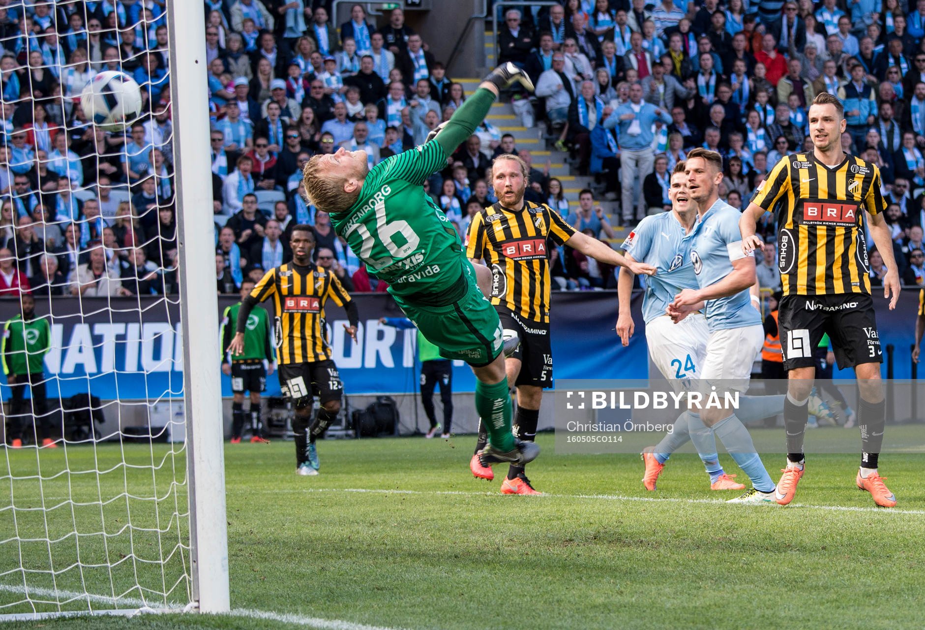 Malmö FFs Markus Rosenberg gör 1-0 på Häckens målvakt