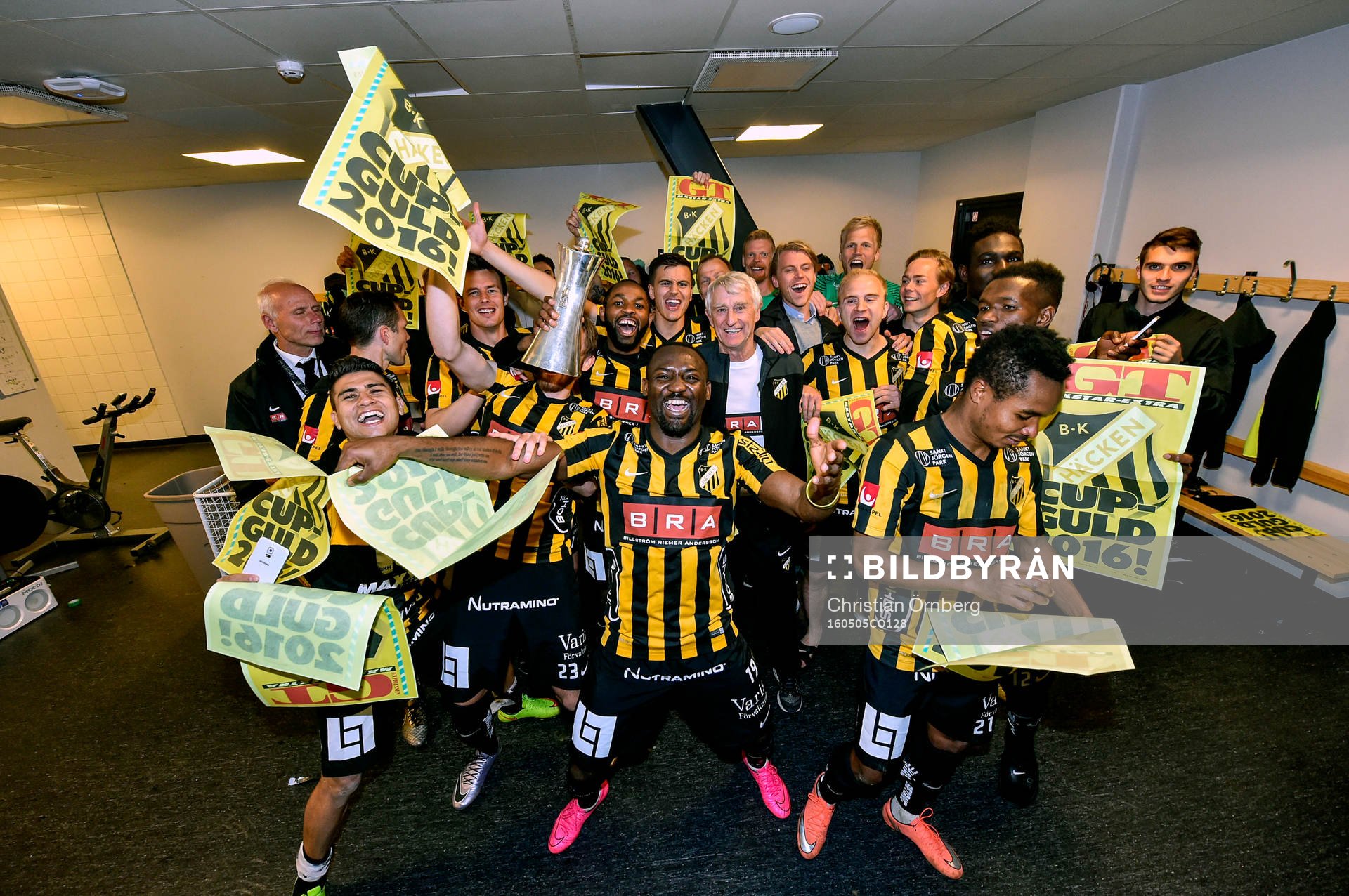 Häcken spelare jublar med pokalen