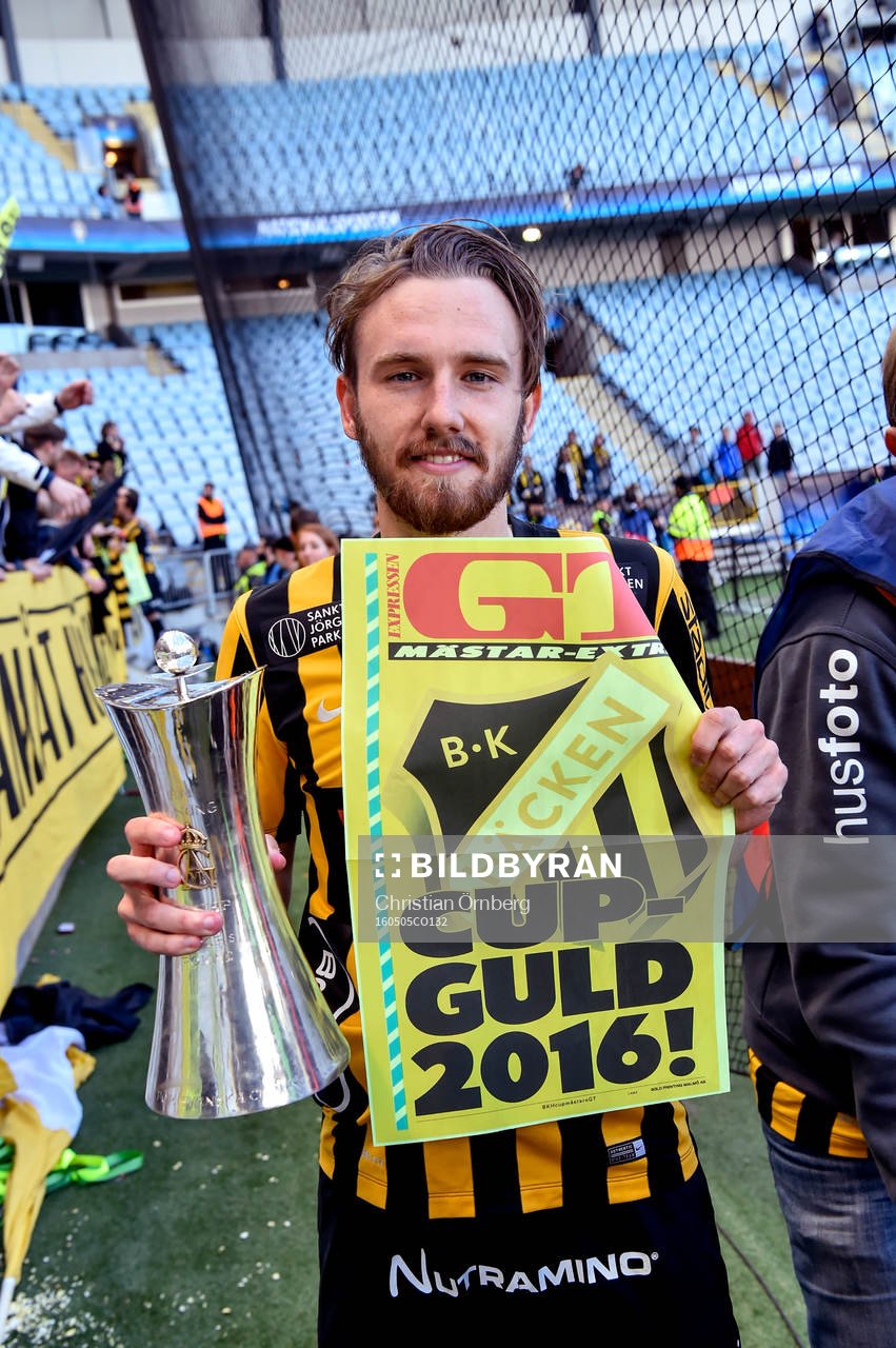 Häcken Simon Sandberg jublar med pokalen