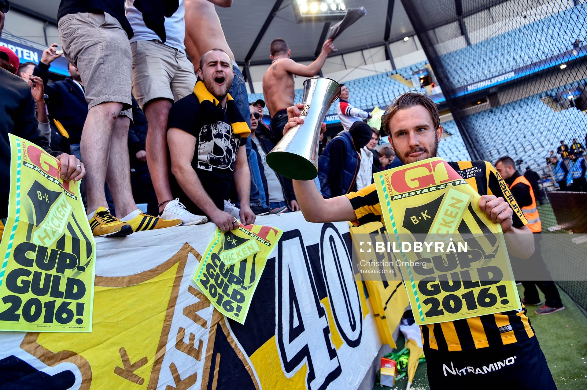 Häcken Simon Sandberg jublar med pokalen