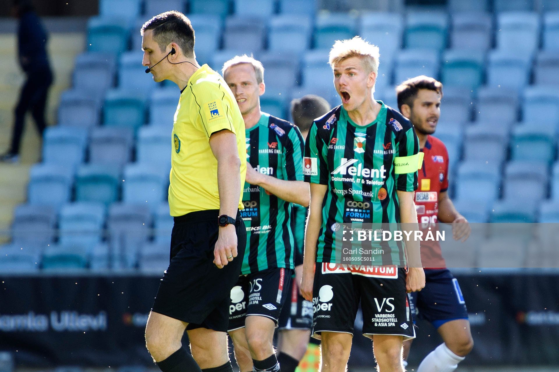 Varbergs Erik Lund reagerar mot domare Nermin Cisic