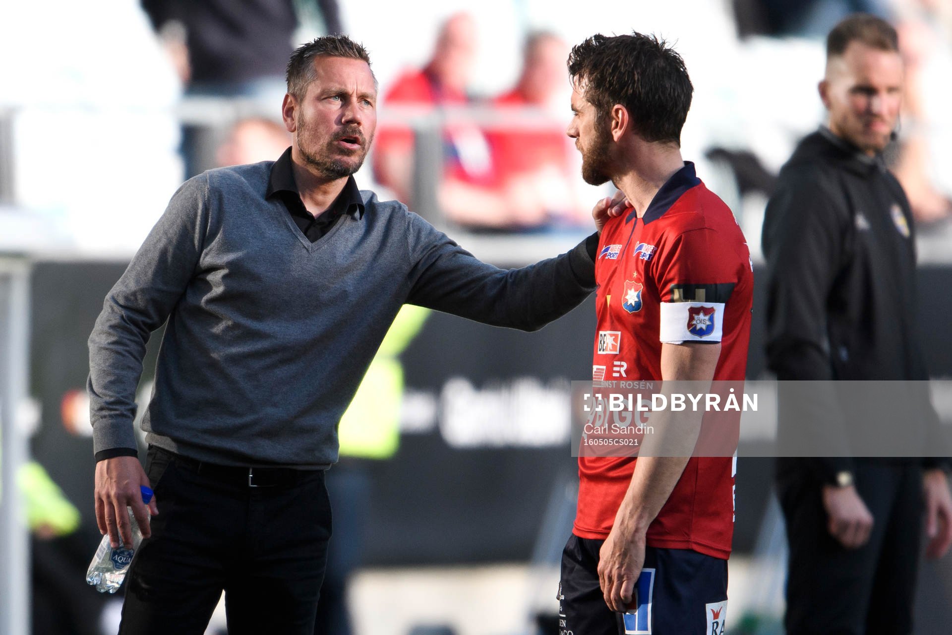 Örgrytes tränare Marcus Lantz pratar med Björn Anklev