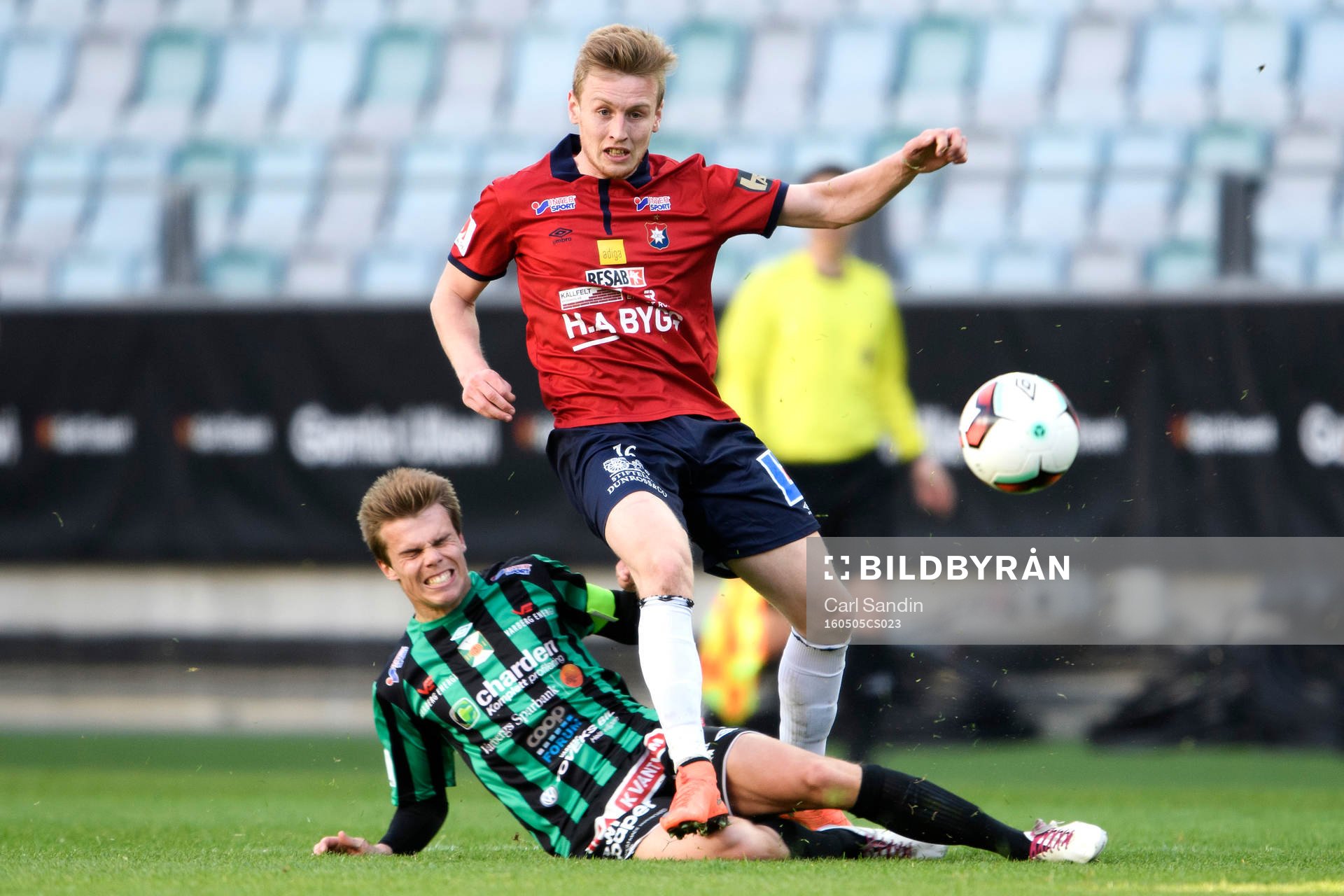 Varbergs Elias Andersson glidtacklar Örgrytes Sebastian