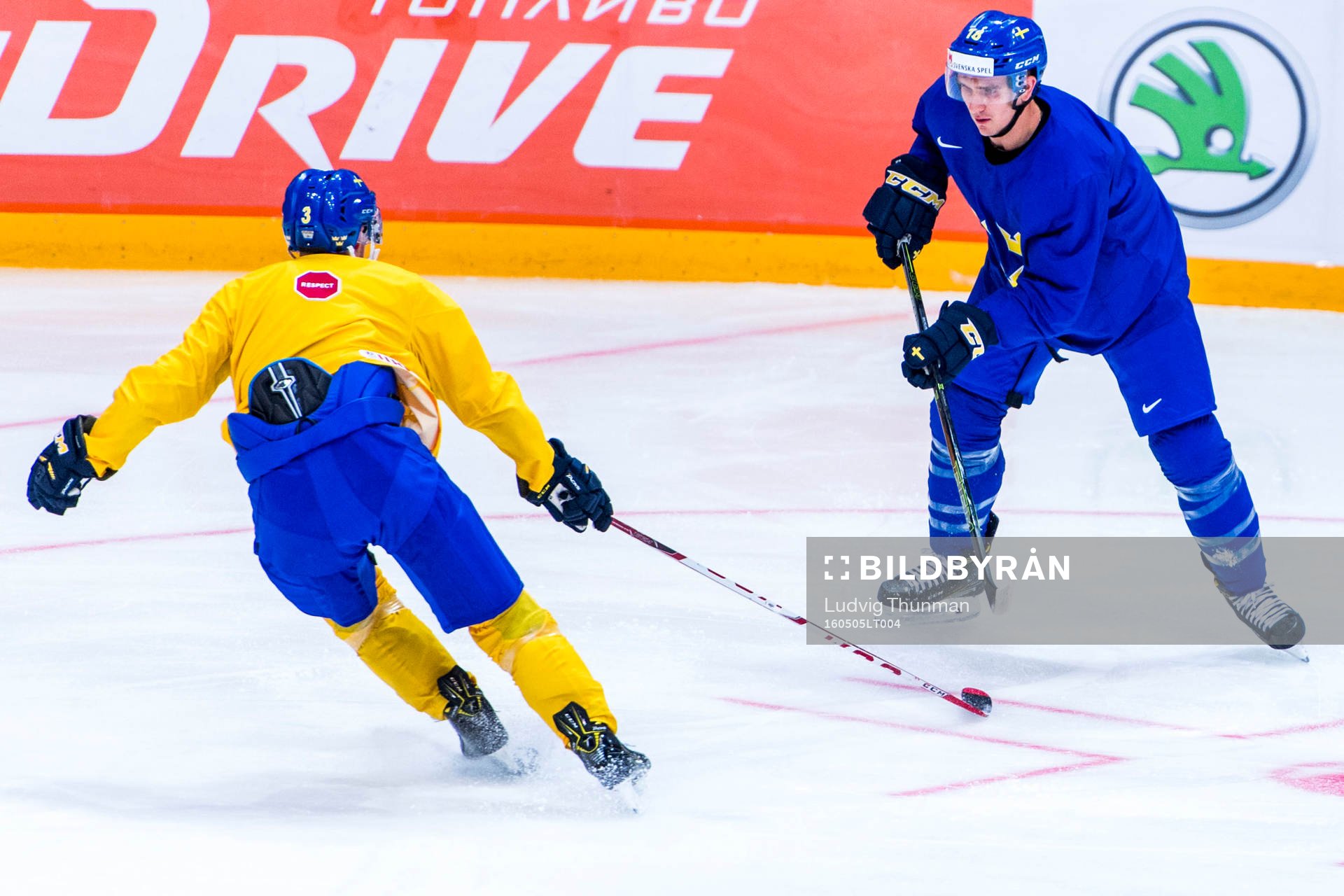Mikael Backlund bevakas av Niclas Burström