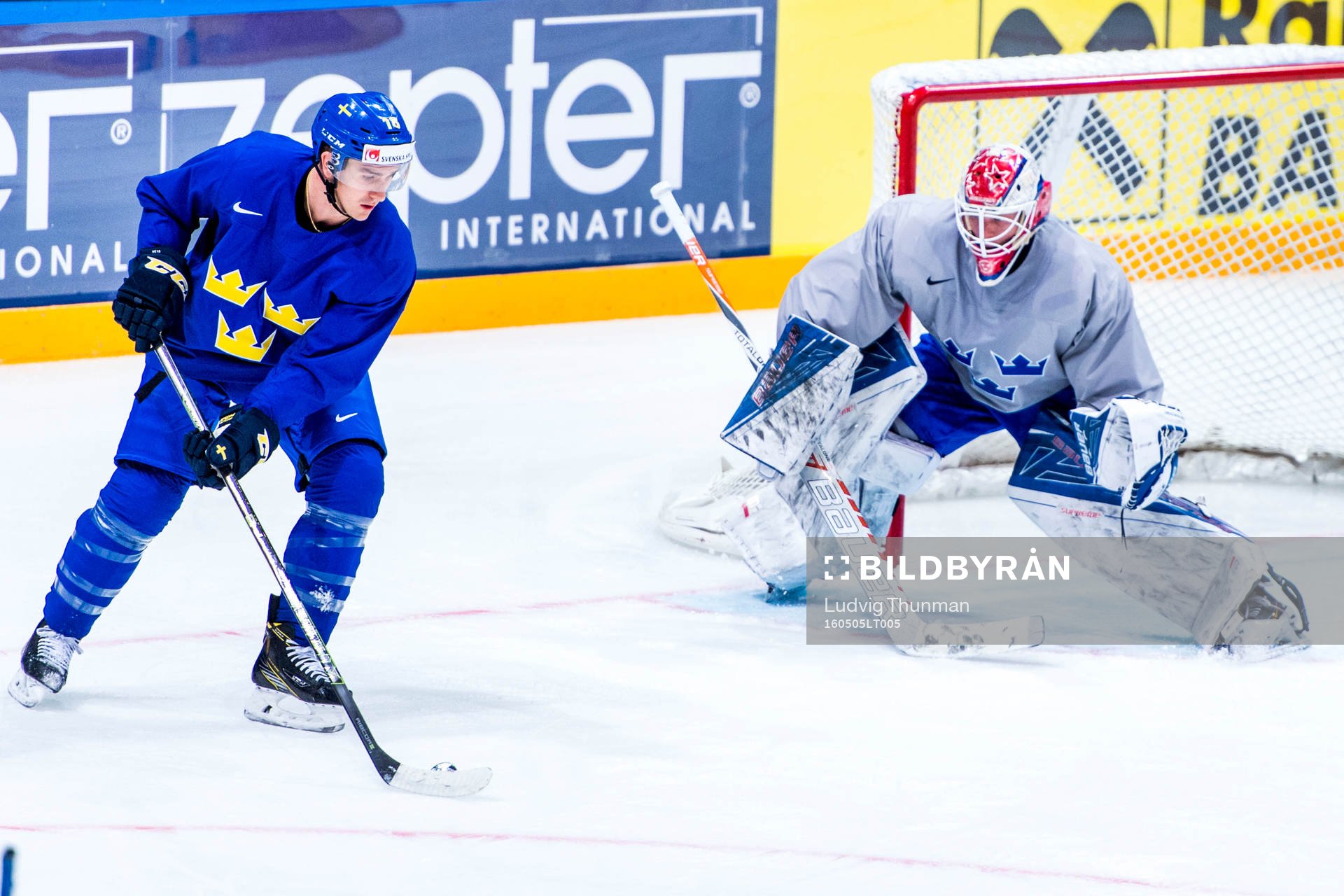 Mikael Backlund framför målvakt Viktor Fasth