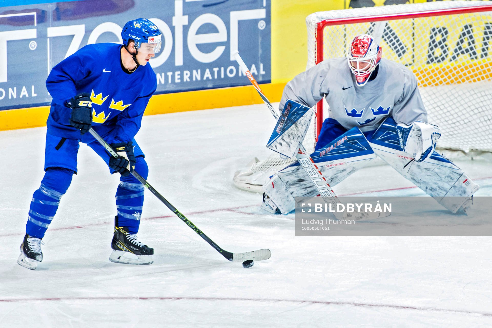 Mikael Backlund framför målvakt Viktor Fasth