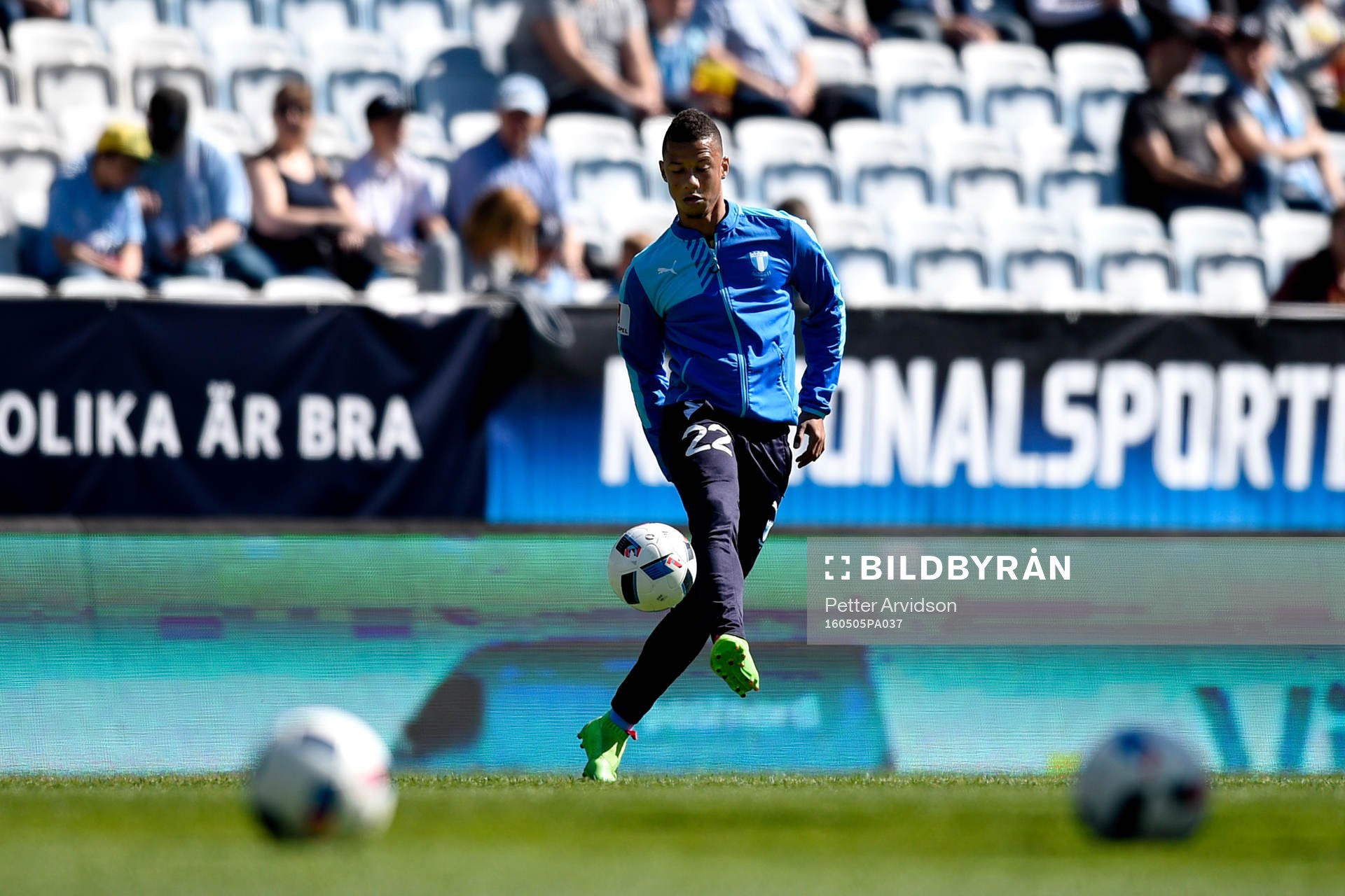 Malmö FFs Tobias Sana värmer upp