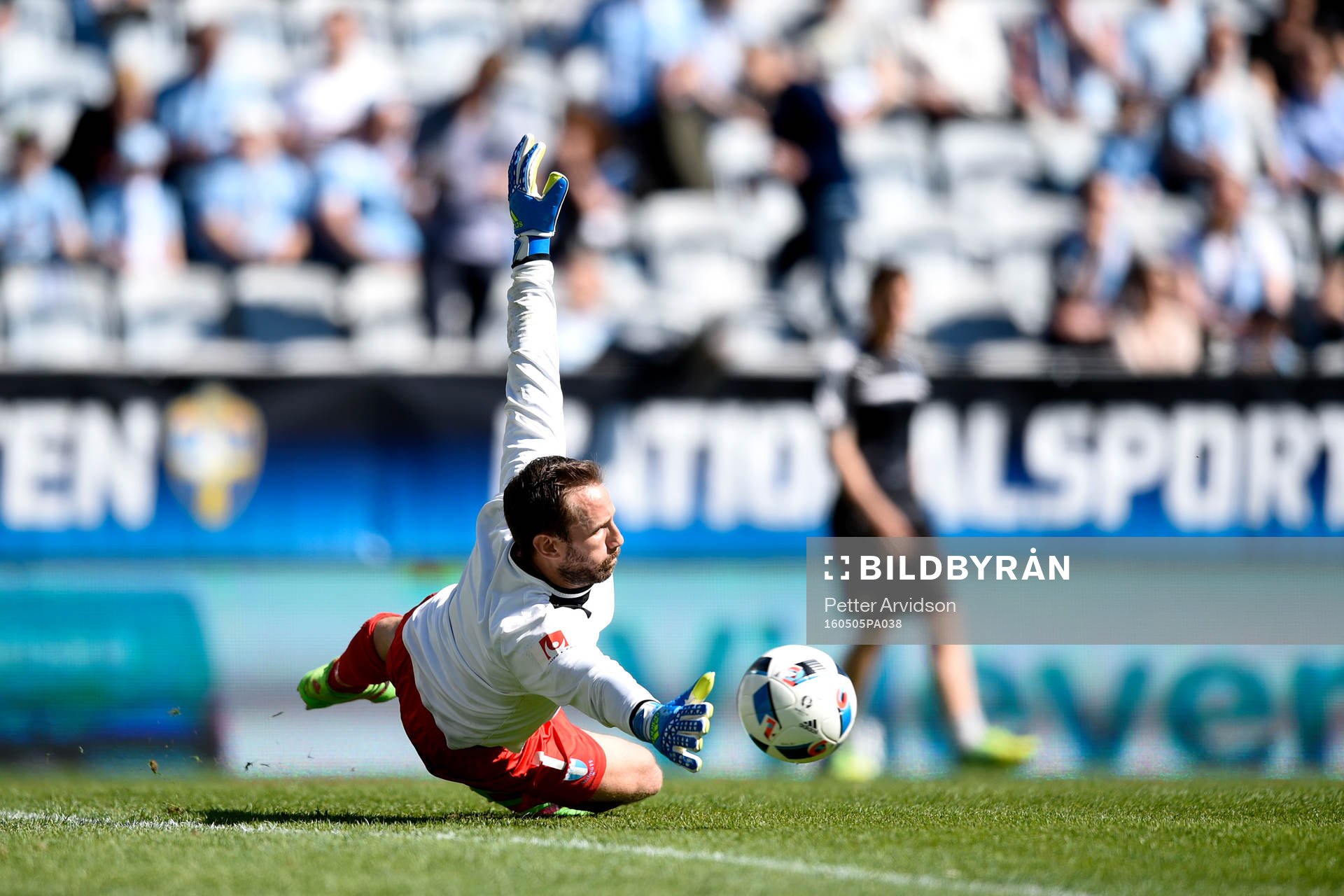 Malmö FFs målvakt Johan Wiland värmer upp