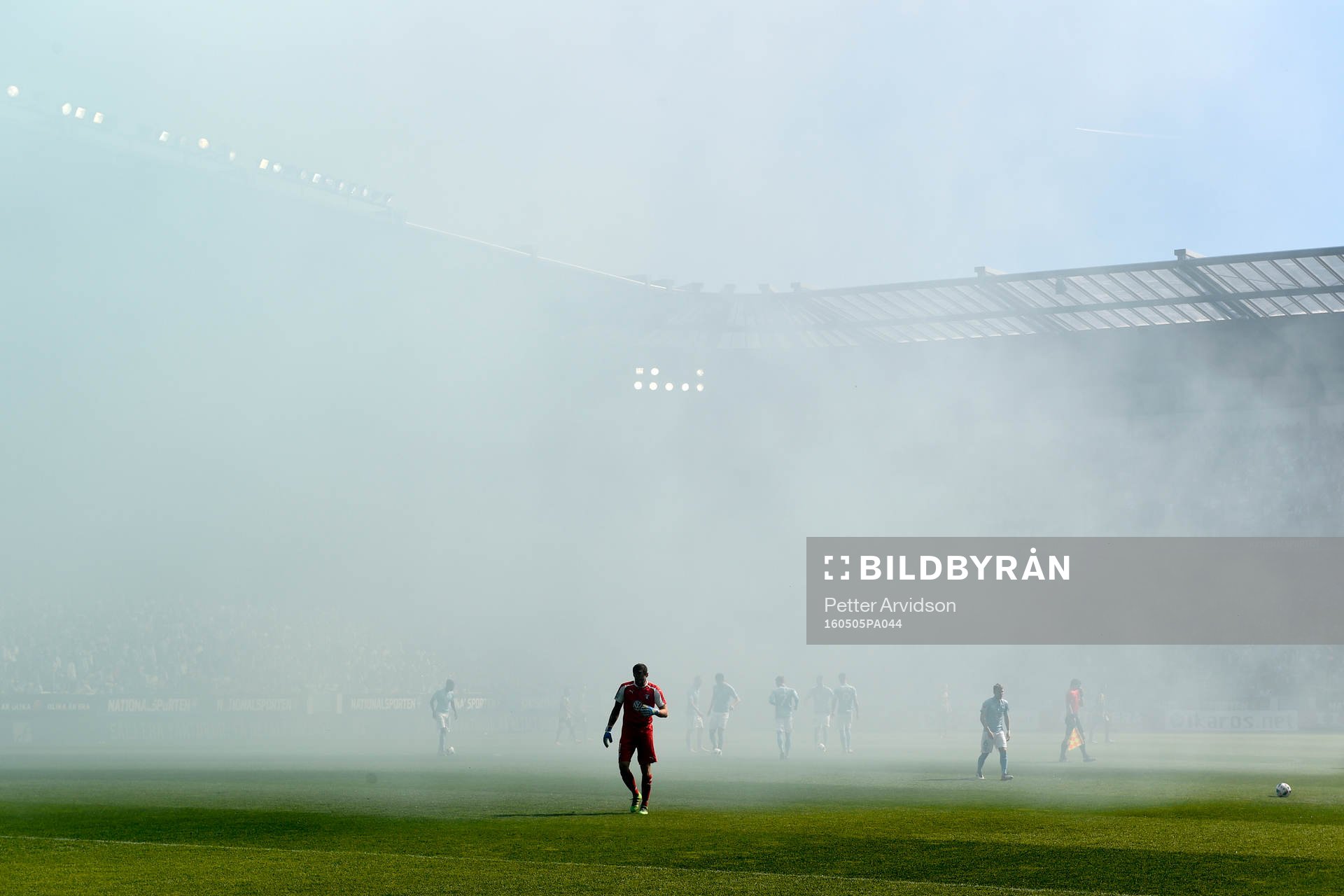 Swedbank Stadion täcktes av rök inför finalen i Svenska Cupen i fotboll mellan Malmö FF och Häcken den 5 maj 2016 i Malmö.