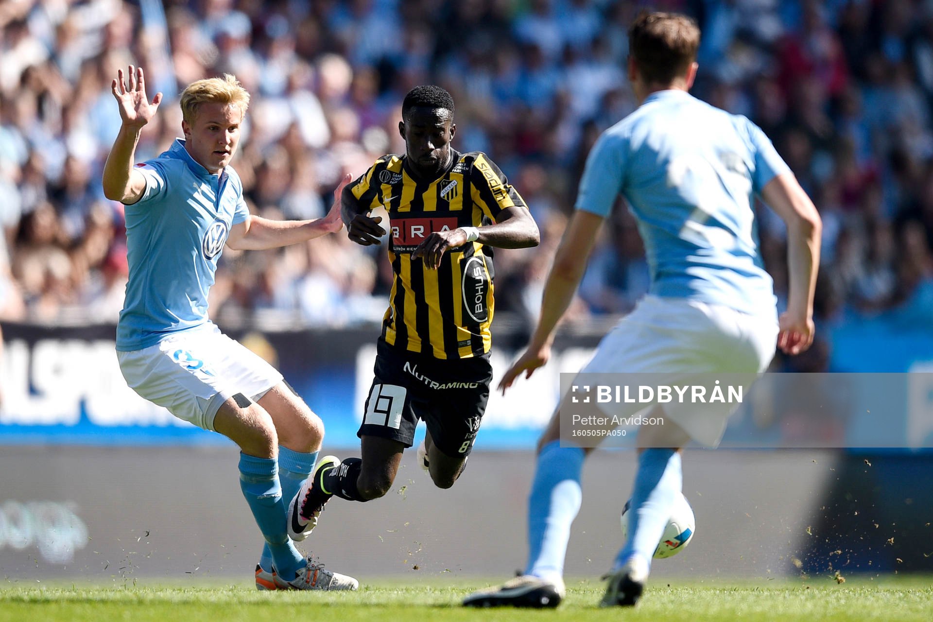 Malmö FFs Franz Brorsson fäller Häckens Demba Savage