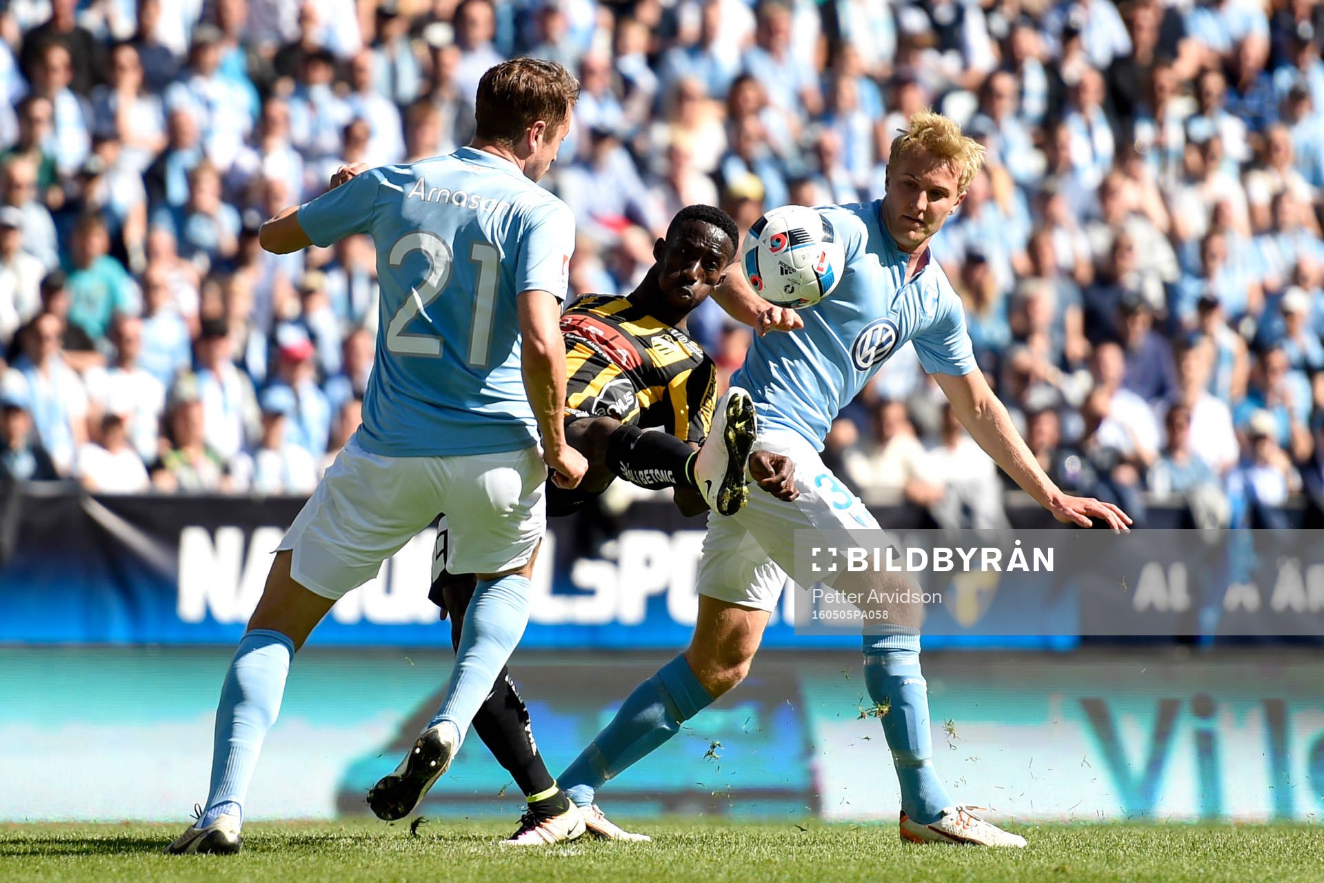 Häckens Demba Savage och Malmö FFs Kari Arnason och Franz Brorsson under finalen i Svenska Cupen i fotboll mellan Malmö FF och Häcken den 5 maj 2016 i Malmö.
