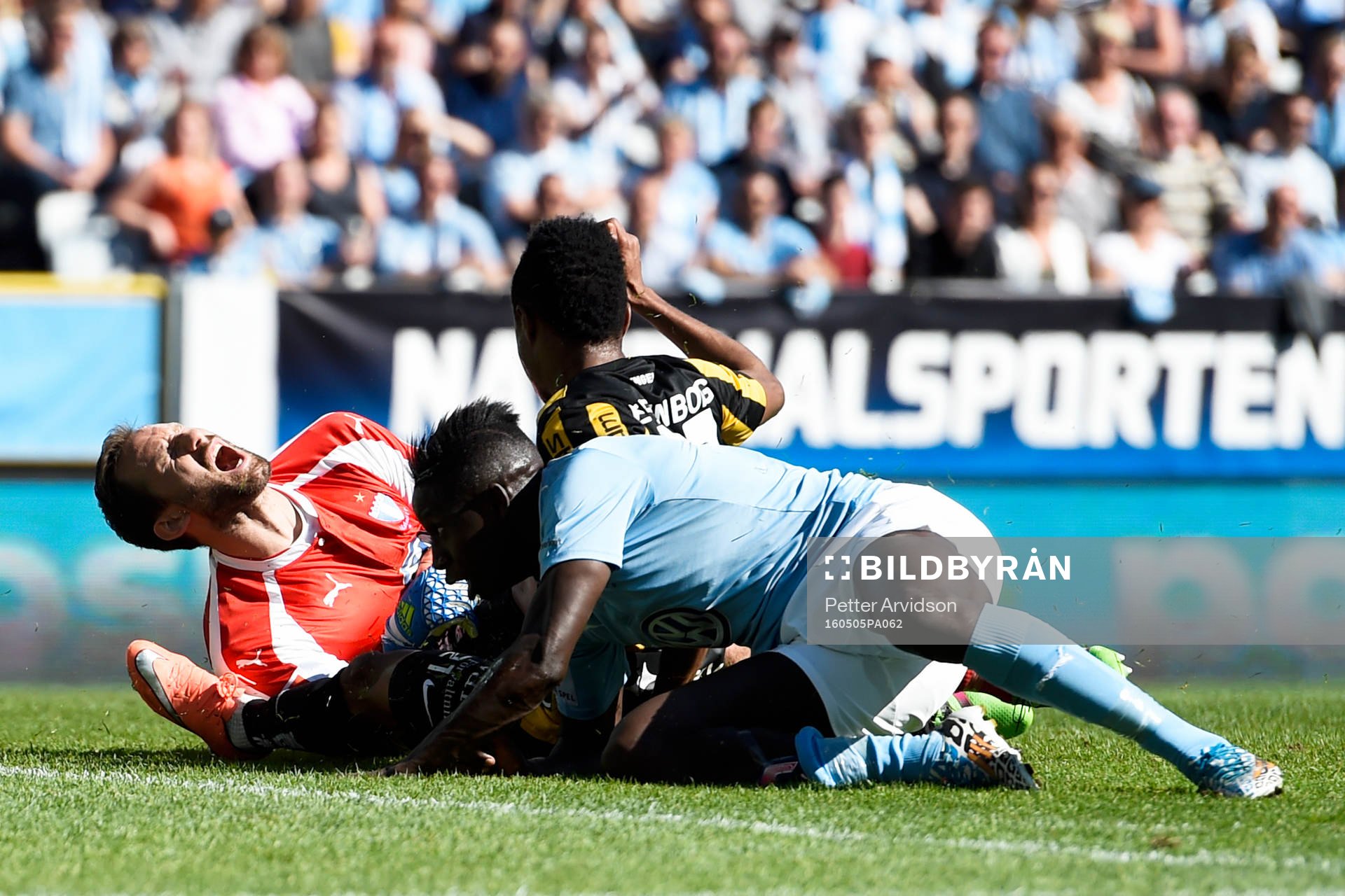 Häckens Nasiru Mohammed i kamp med Malmö FFs Pa Konate krockar med +Malmö FFs målvakt Johan Wiland under finalen i Svenska Cupen i fotboll mellan Malmö FF och Häcken den 5 maj 2016 i Malmö.