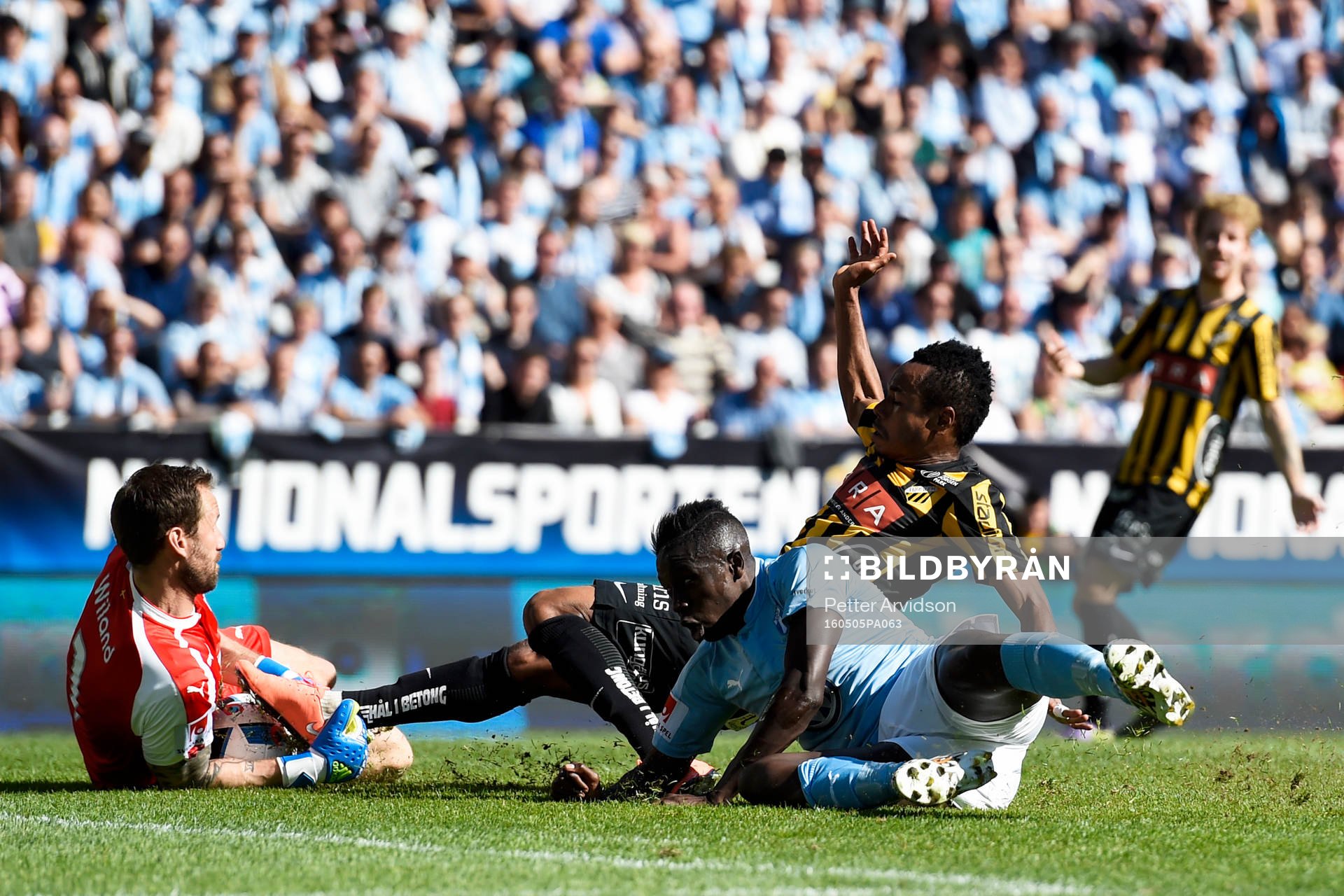 Häckens Nasiru Mohammed i kamp med Malmö FFs Pa Konate krockar med +Malmö FFs målvakt Johan Wiland under finalen i Svenska Cupen i fotboll mellan Malmö FF och Häcken den 5 maj 2016 i Malmö.
