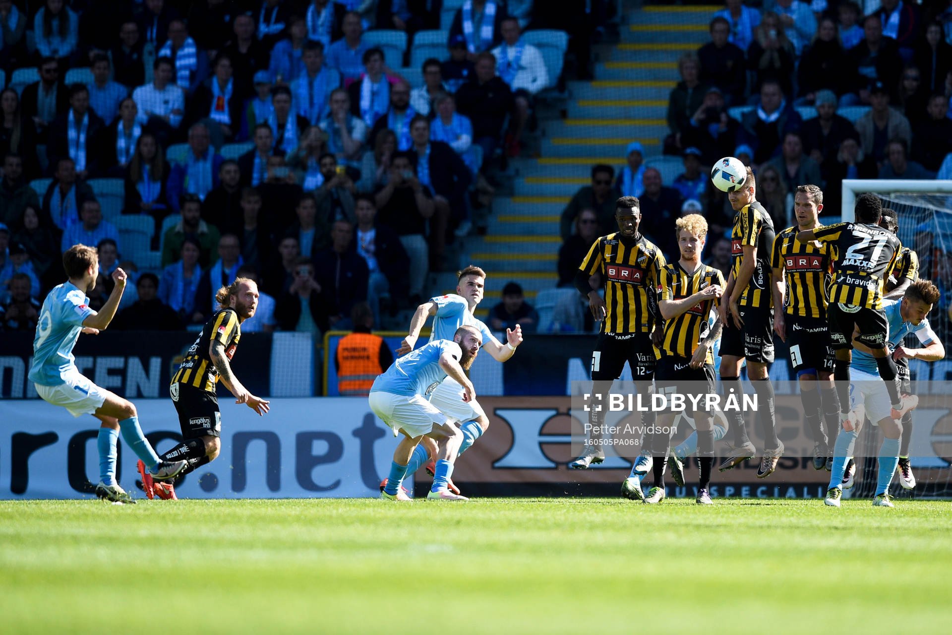 Malmö FFs Magnus Wolff Eikrem gör 2-0 på frispark