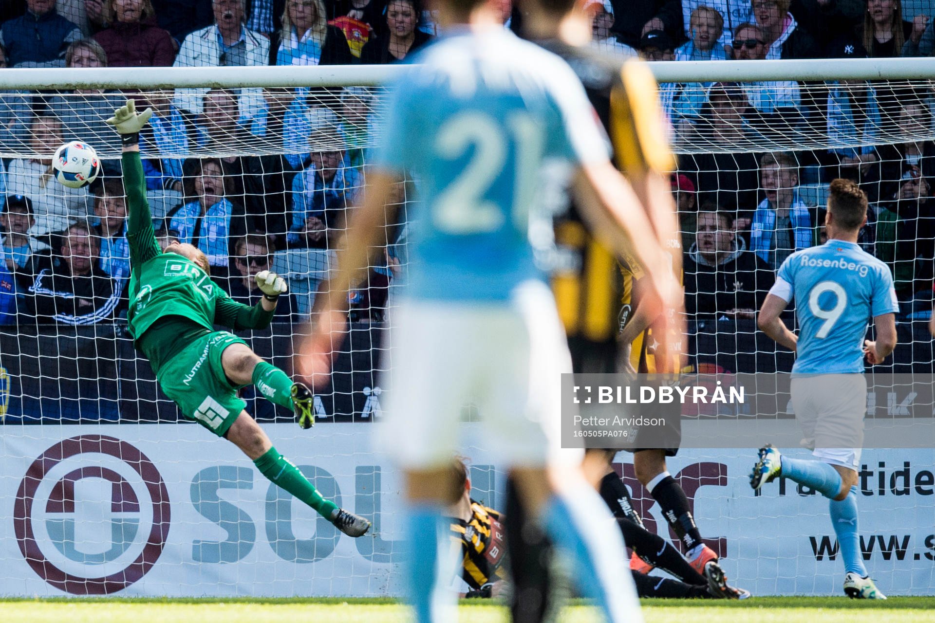 Malmö FFs Markus Rosenberg (th) gör 1-0 bakom Häckens