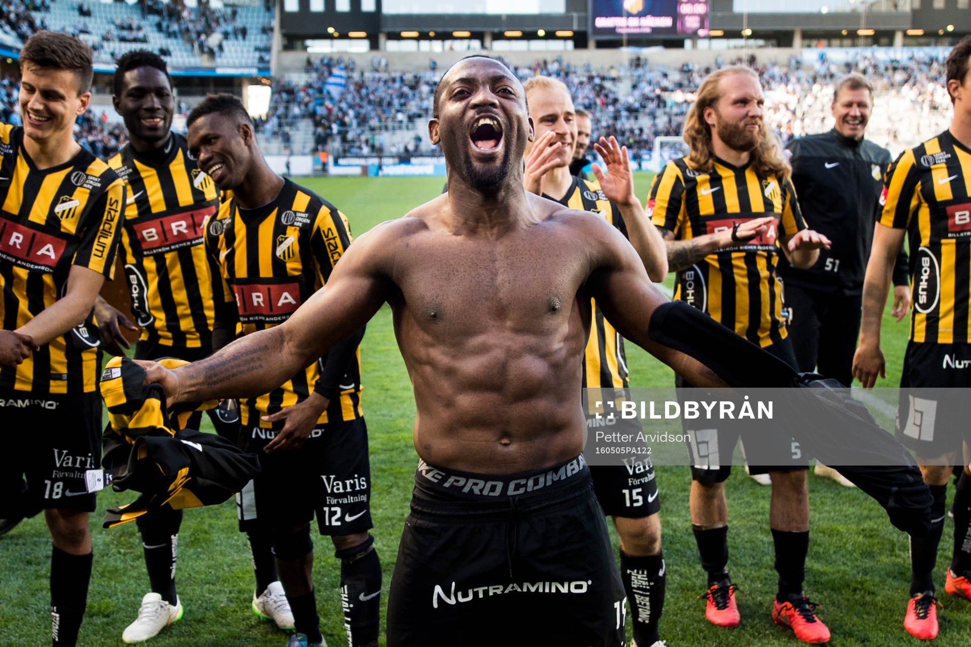Häckens John Owoeri (m) jublar