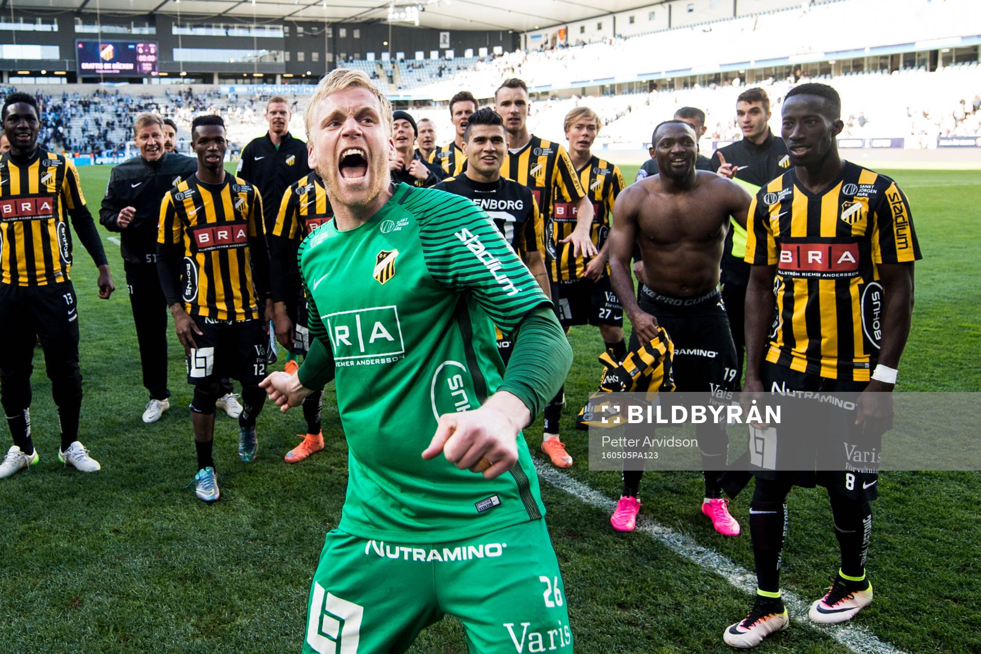Häckens målvakt Peter Abrahamsson jublar