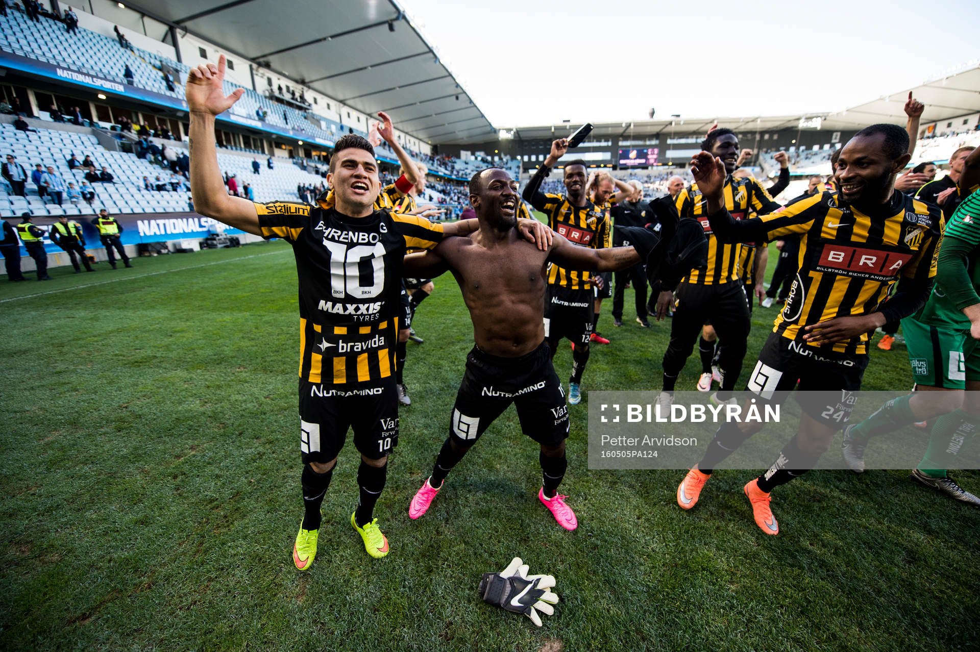Häckens Paulo de Oliveira och John Owoeri jublar