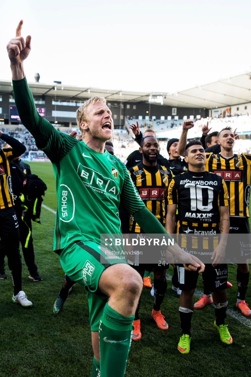 Häckens målvakt Peter Abrahamsson jublar