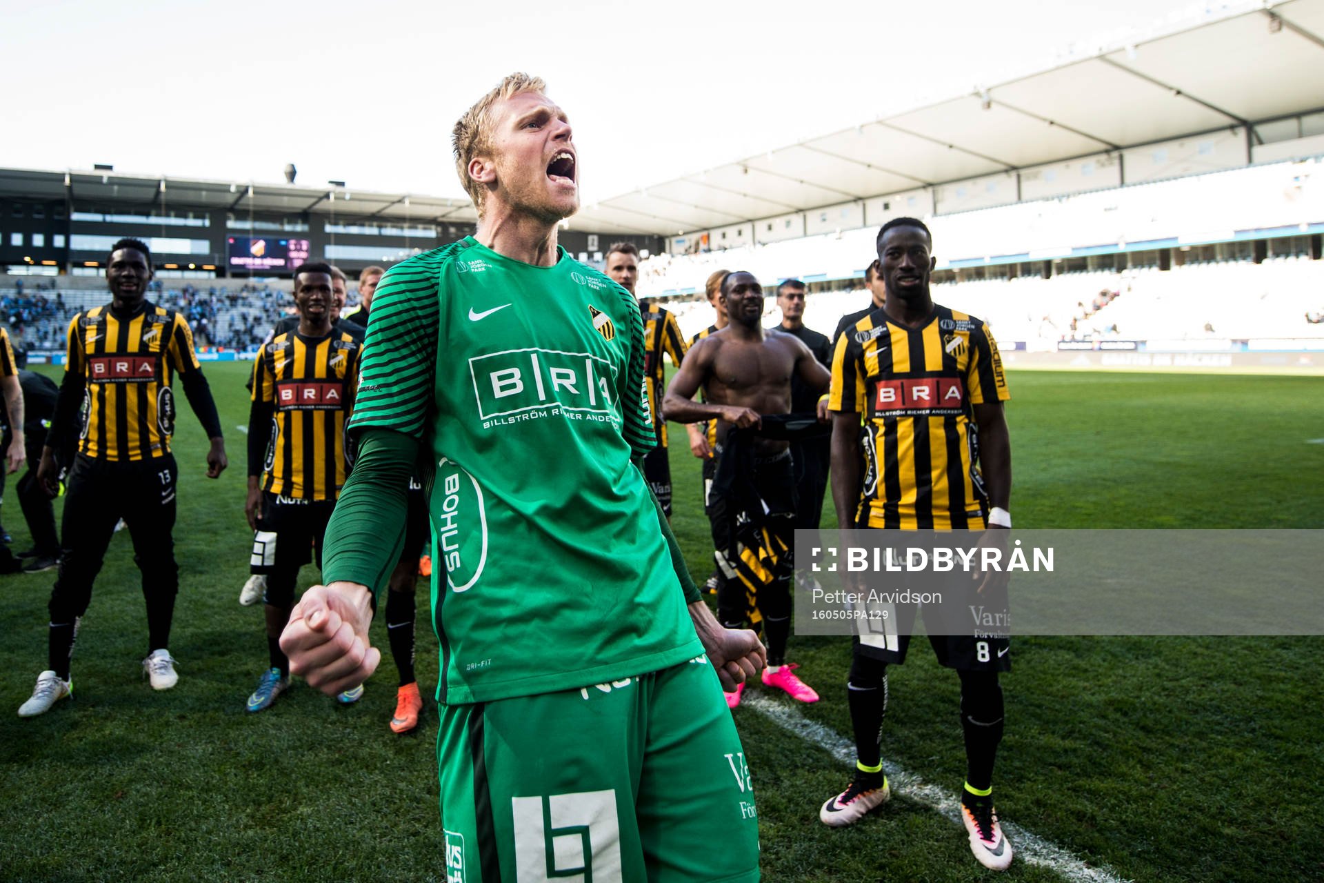 Häckens målvakt Peter Abrahamsson jublar