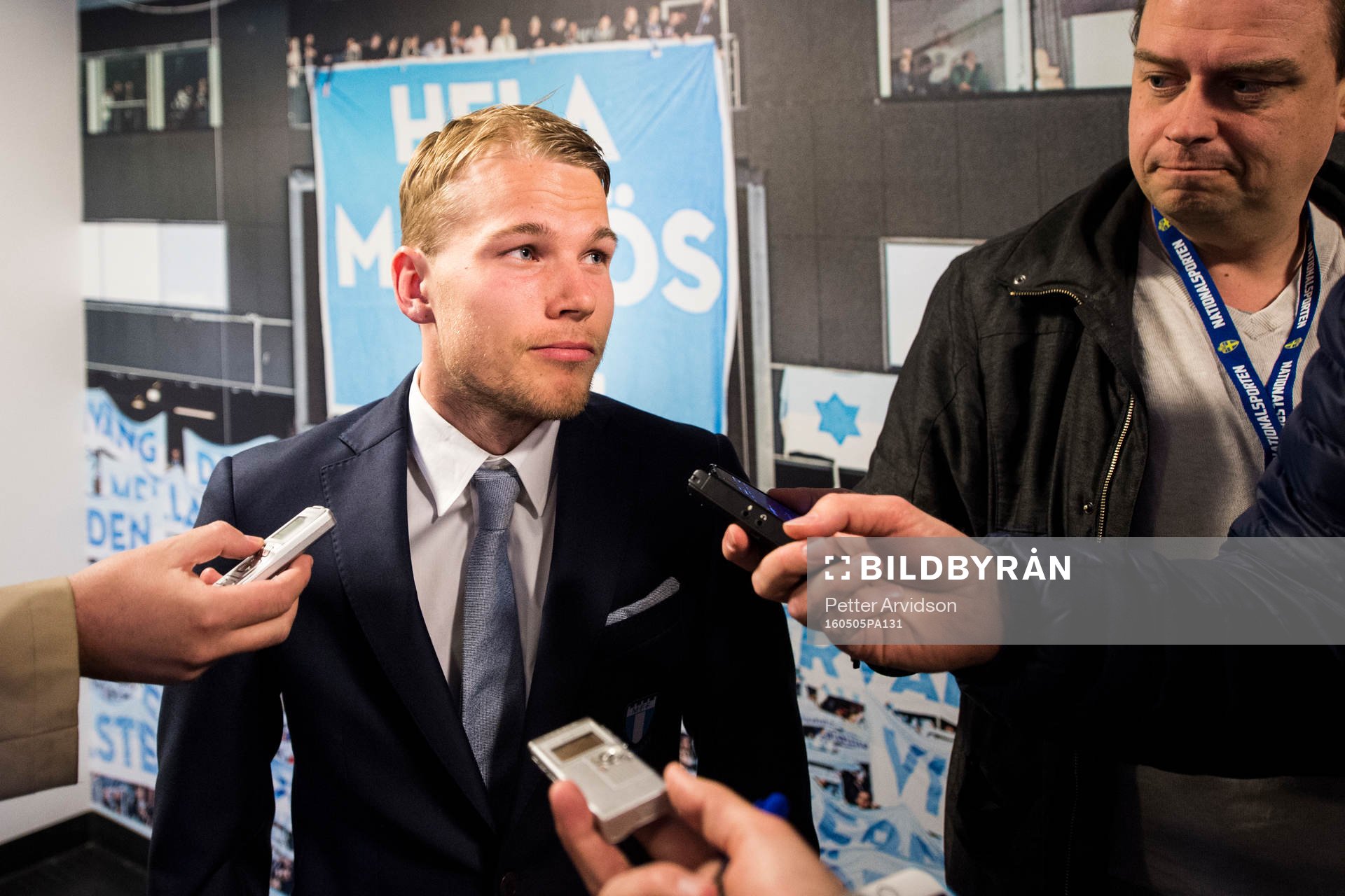 Malmö FFs Oscar Lewicki som fick rött kort pratar med