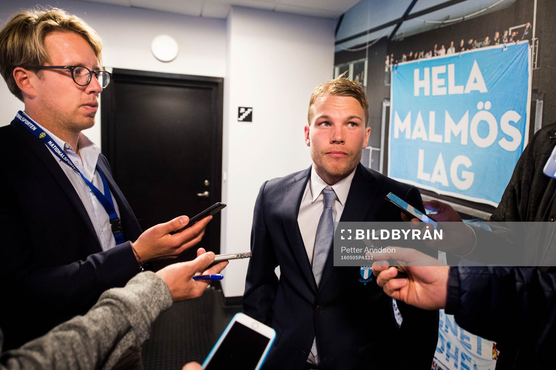 Malmö FFs Oscar Lewicki som fick rött kort pratar med