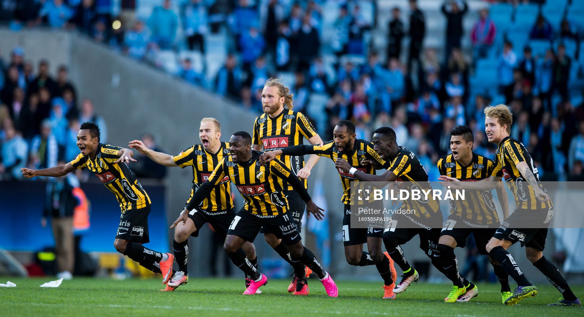 Häckens spelare jublar under straffläggningen i förlängningen under finalen i Svenska Cupen i fotboll mellan Malmö FF och Häcken den 5 maj 2016 i Malmö.