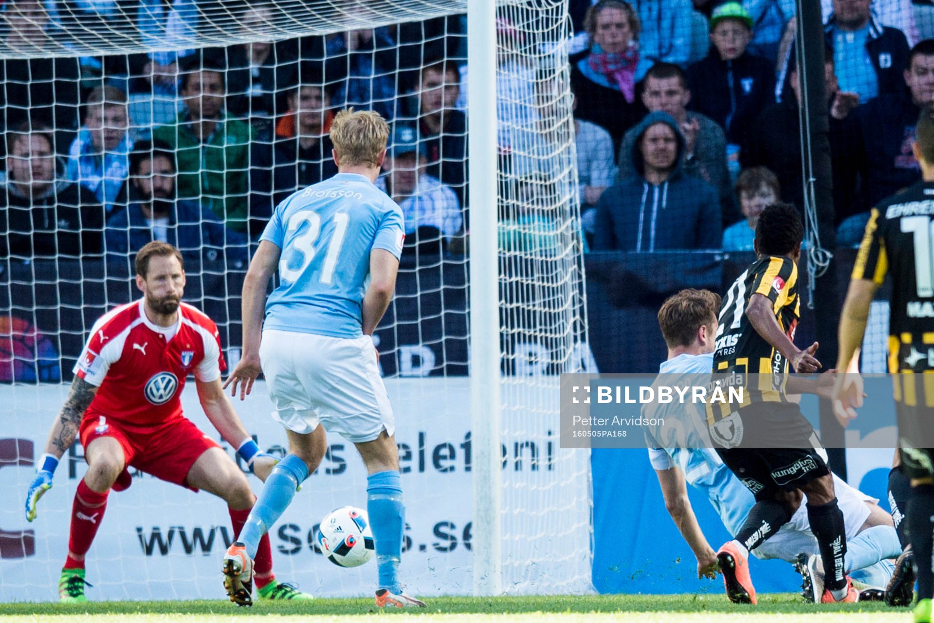 Häckens Nasiru Mohammed (th) gör 2-2 bakom Malmö FFs