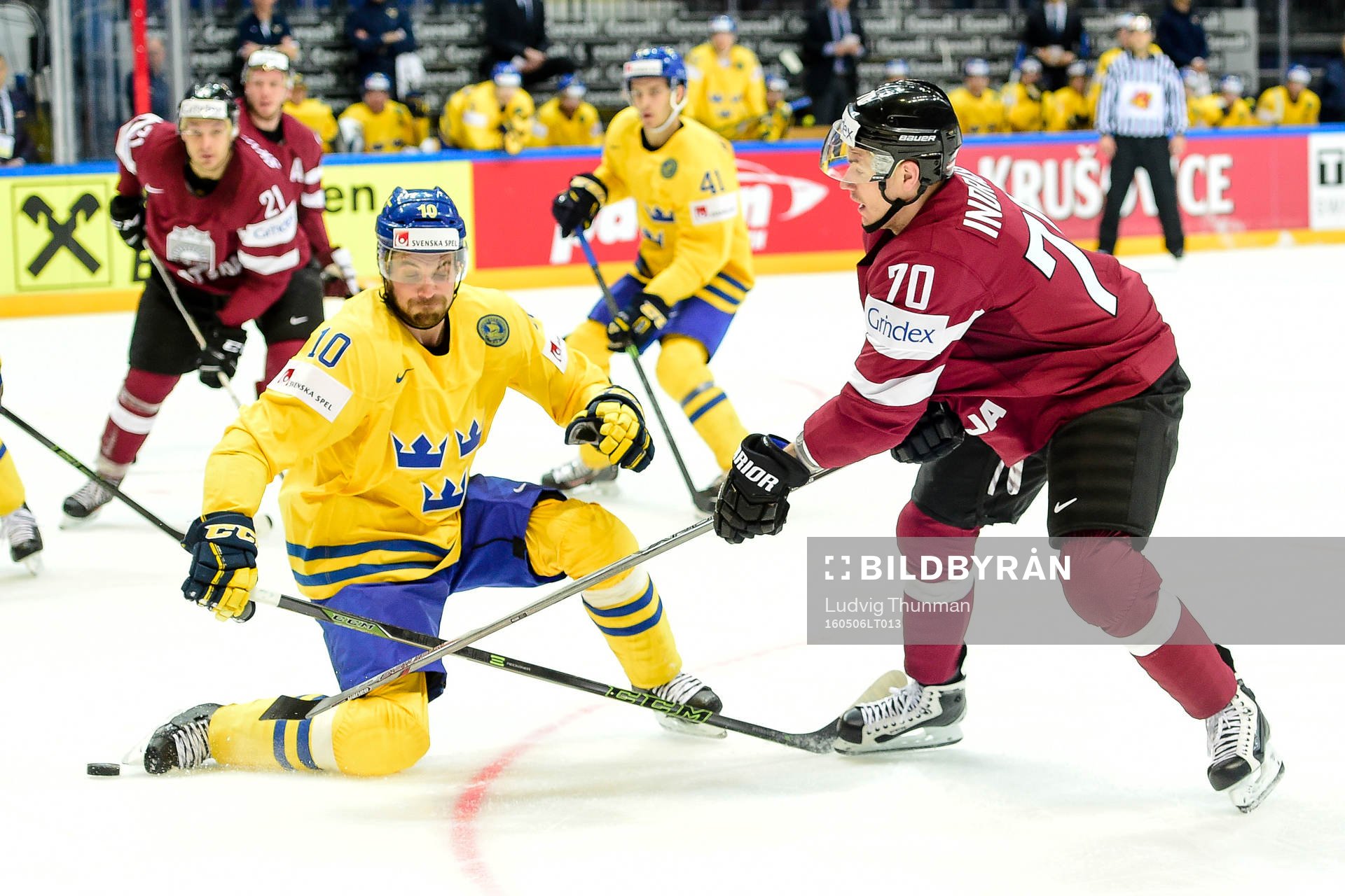 Sveriges Johan Fransson försöker täcka skott från
